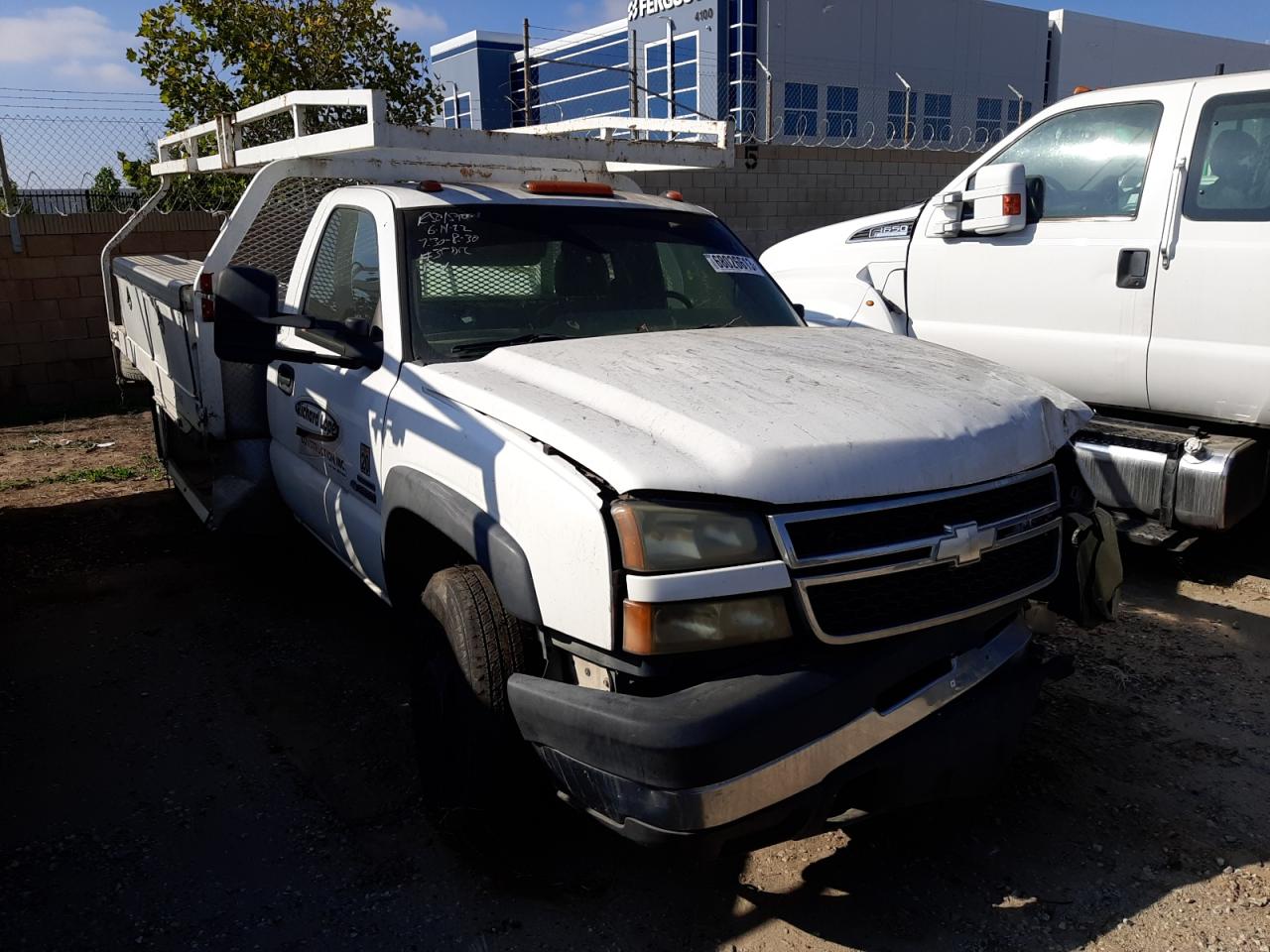 Photo 3 VIN: 1GBJC34D87E105946 - CHEVROLET SILVERADO 