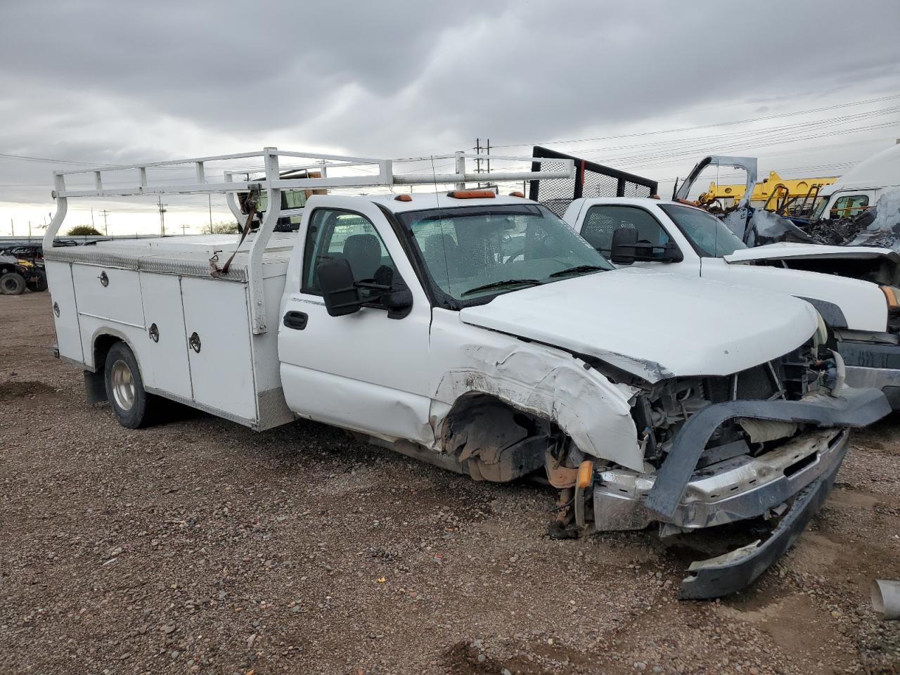 Photo 3 VIN: 1GBJC34DX7E115216 - CHEVROLET SILVERADO 