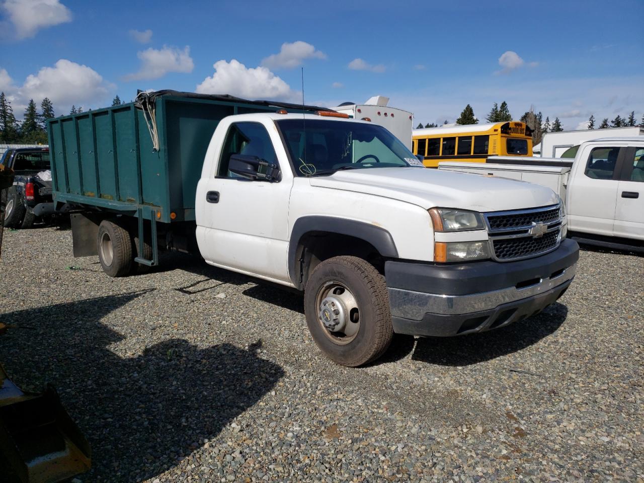 Photo 3 VIN: 1GBJC34U16E172001 - CHEVROLET SILVERADO 