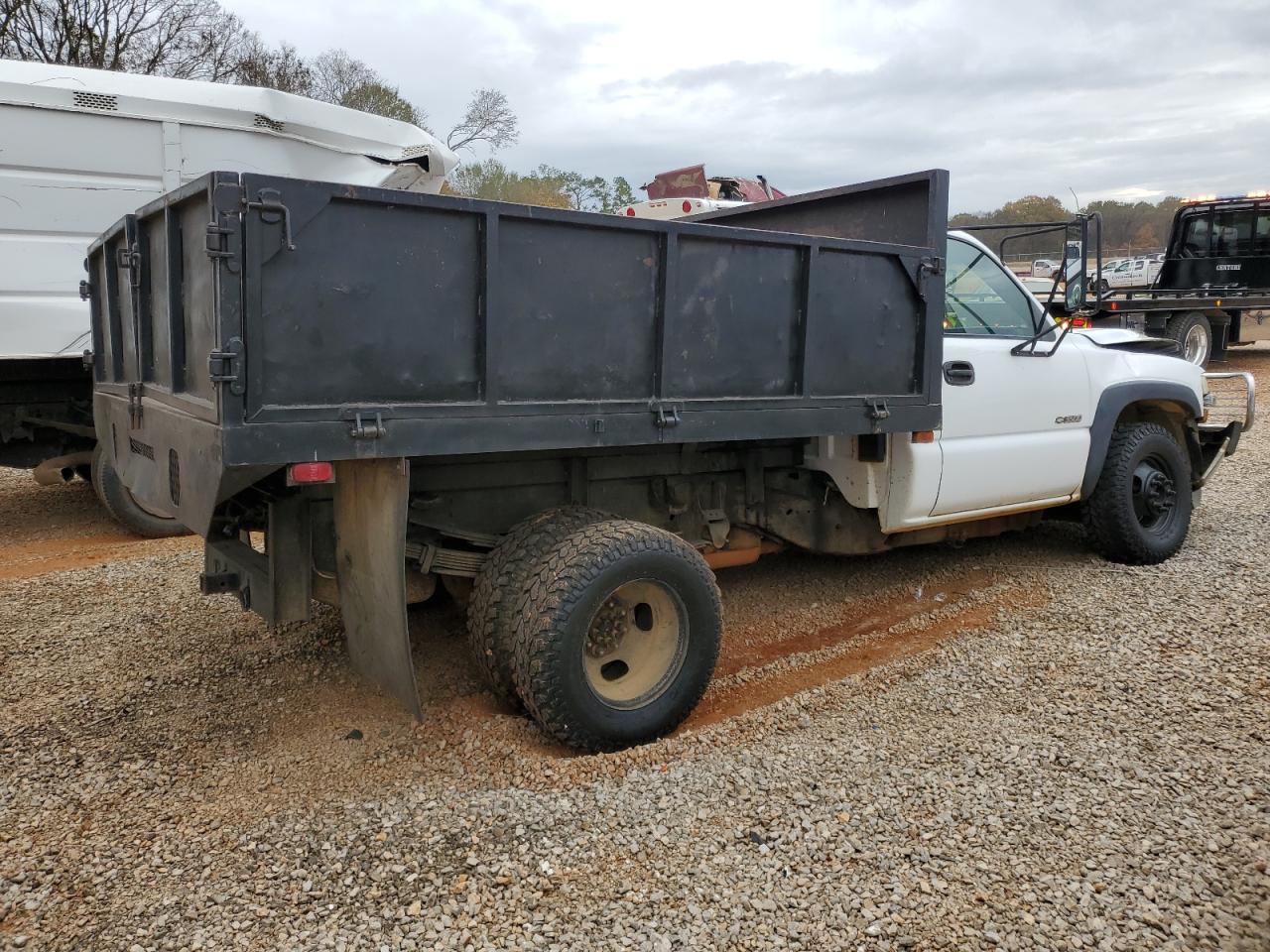 Photo 2 VIN: 1GBJC34U42E256615 - CHEVROLET SILVERADO 