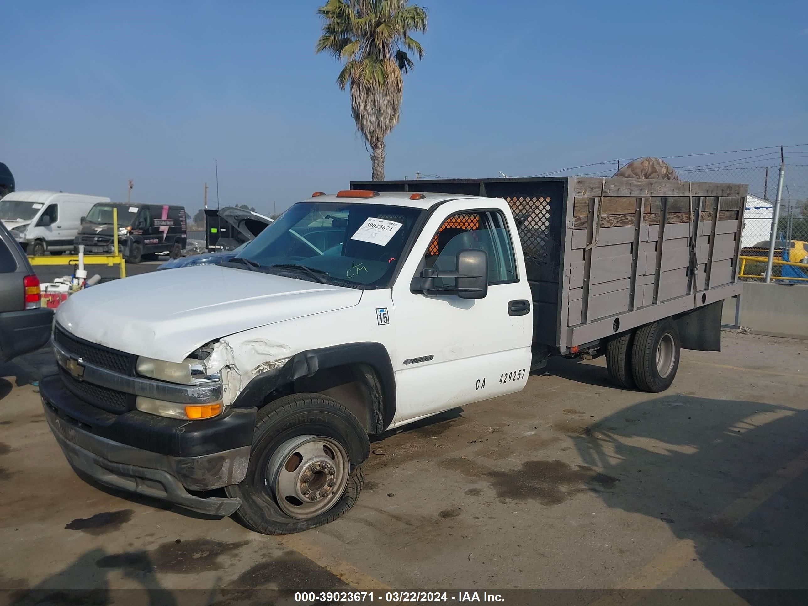 Photo 1 VIN: 1GBJC34U52F187184 - CHEVROLET SILVERADO 