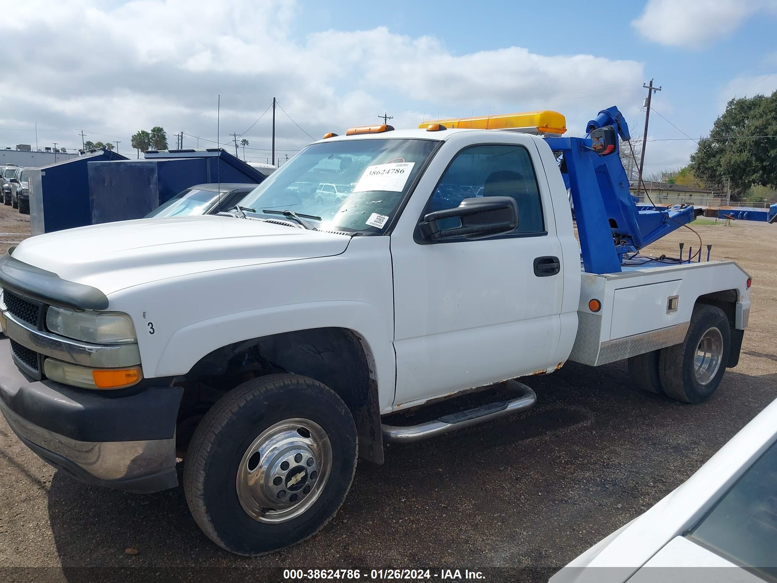 Photo 2 VIN: 1GBJC34UX2E124278 - CHEVROLET SILVERADO 