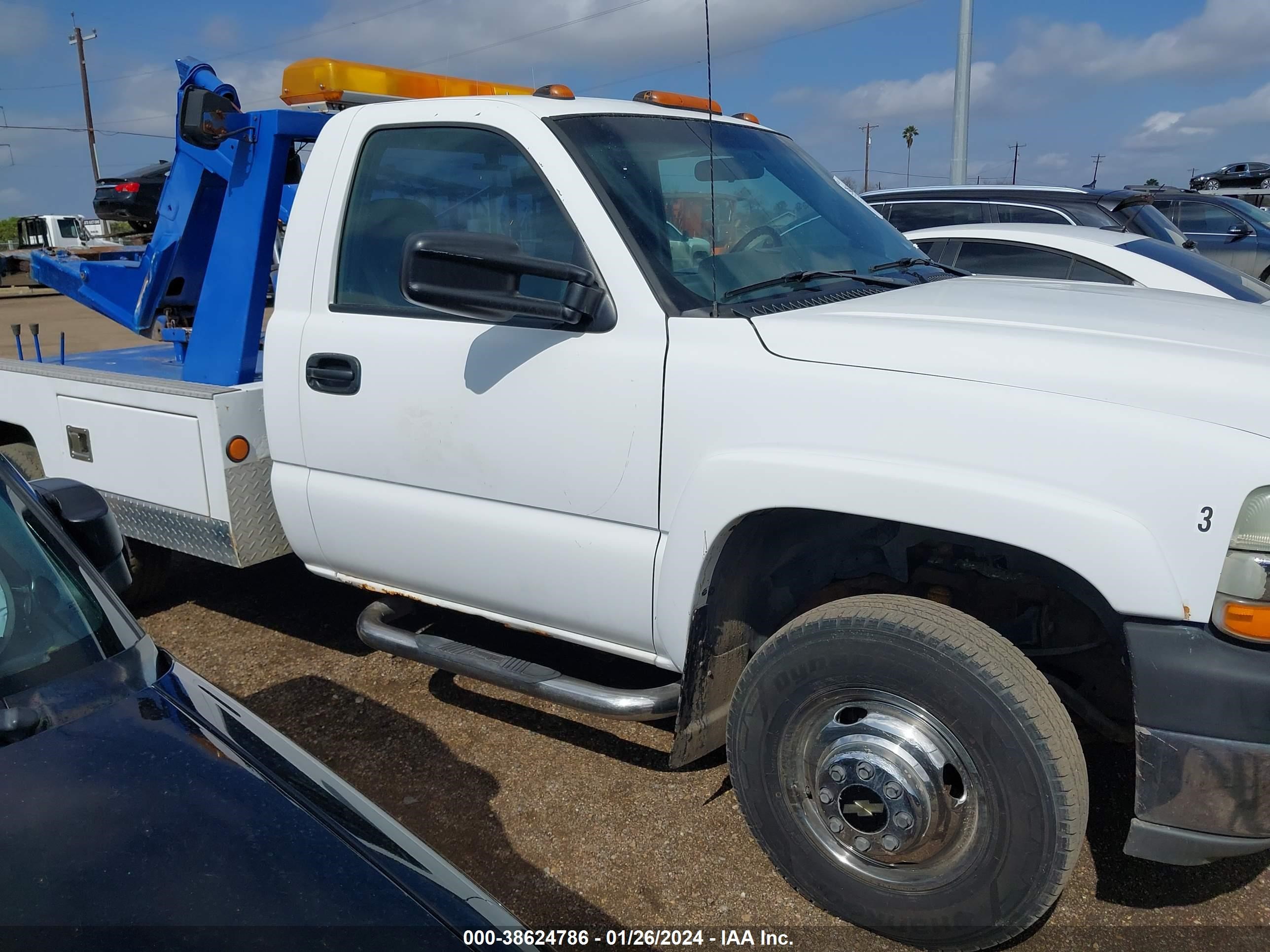 Photo 3 VIN: 1GBJC34UX2E124278 - CHEVROLET SILVERADO 