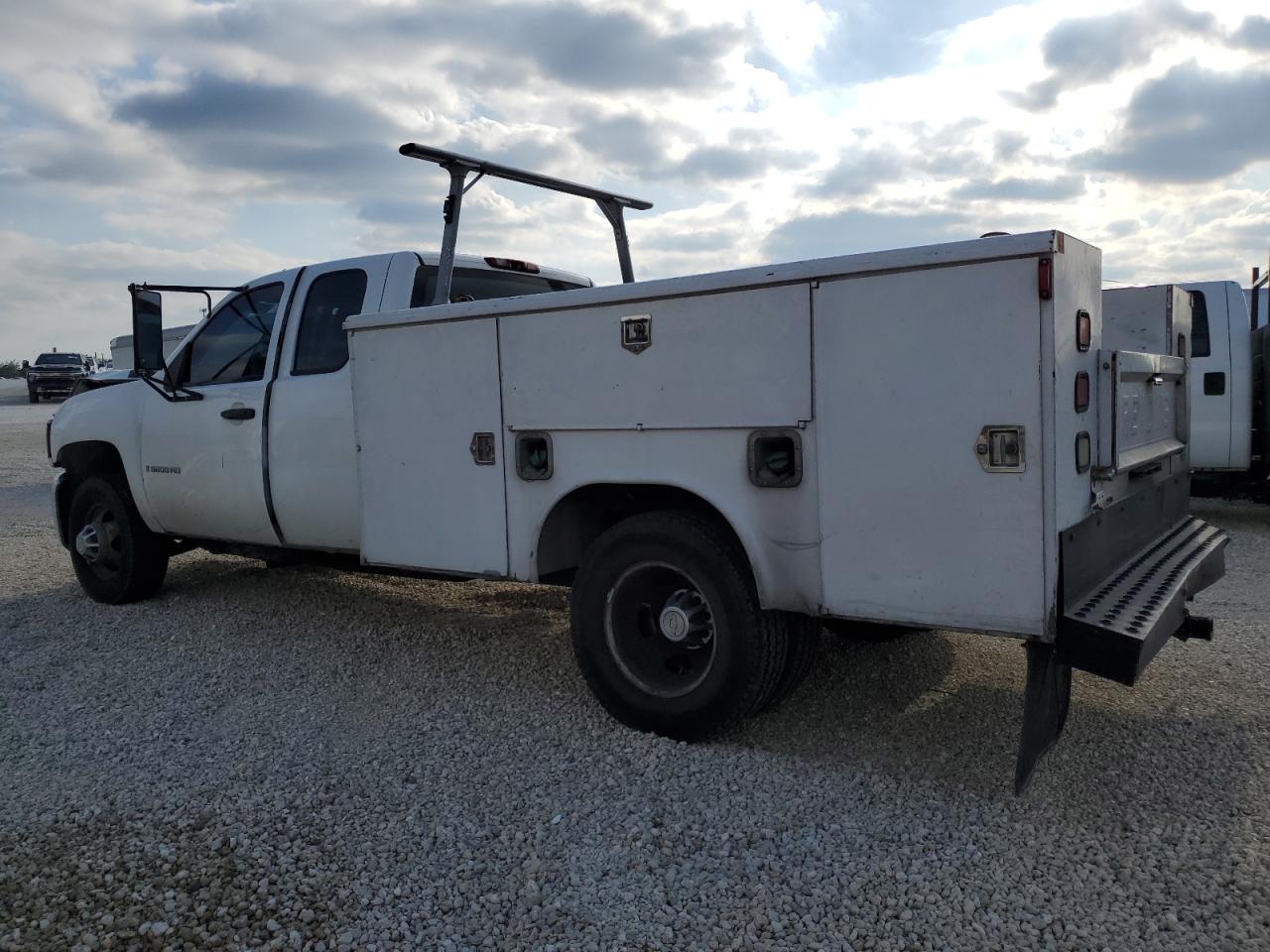 Photo 1 VIN: 1GBJC39628E176569 - CHEVROLET SILVERADO 