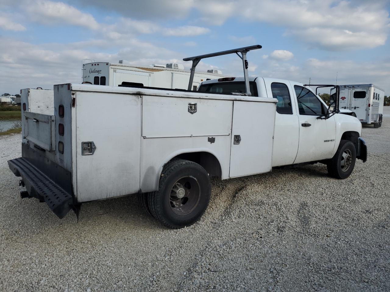 Photo 2 VIN: 1GBJC39628E176569 - CHEVROLET SILVERADO 