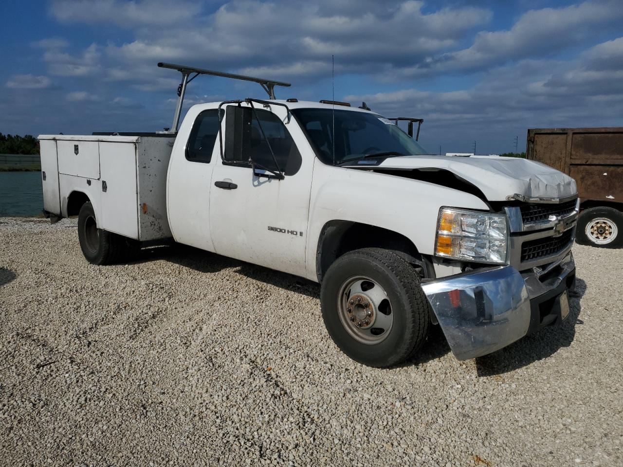 Photo 3 VIN: 1GBJC39628E176569 - CHEVROLET SILVERADO 