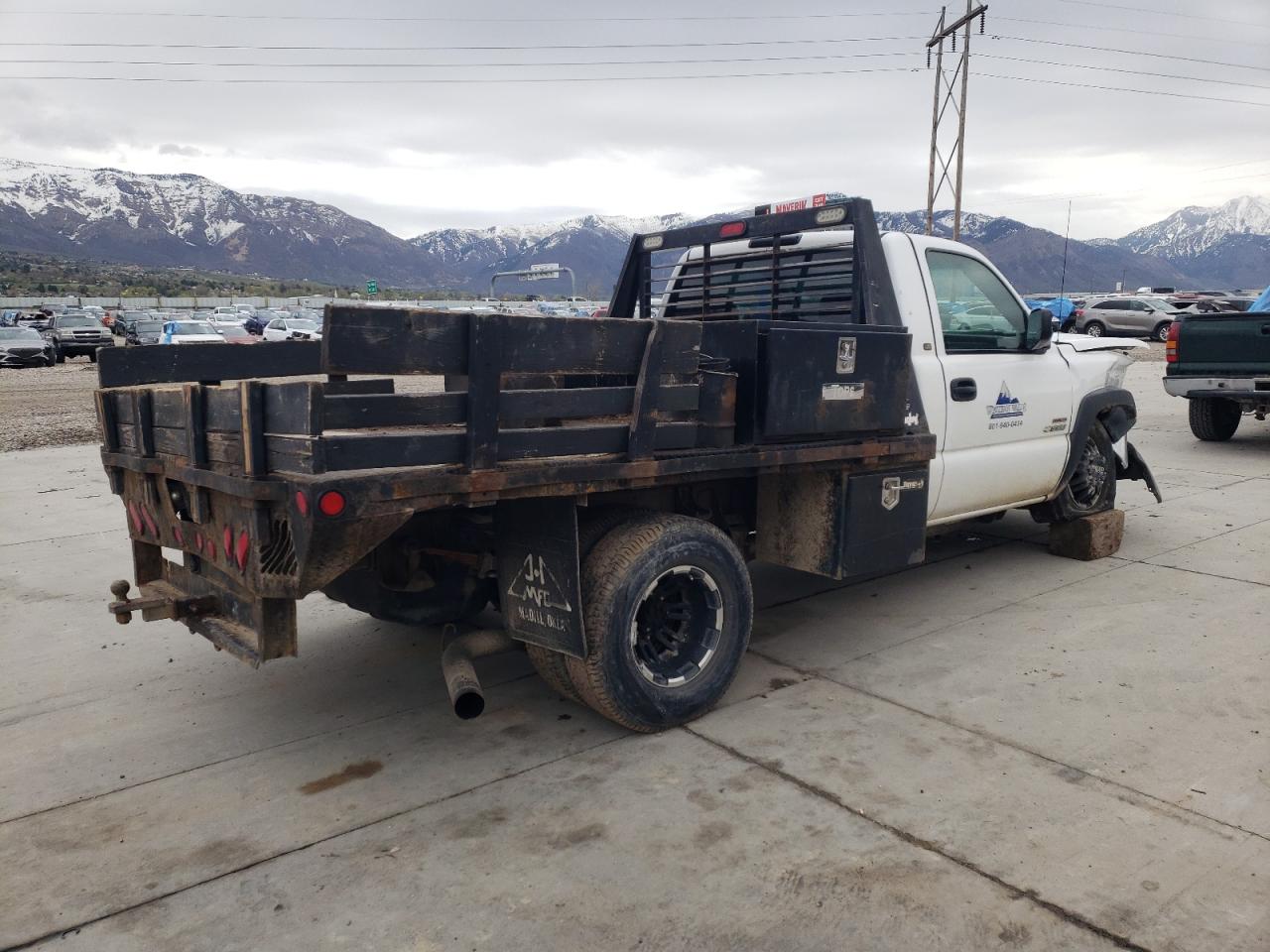 Photo 2 VIN: 1GBJK34214E287972 - CHEVROLET SILVERADO 