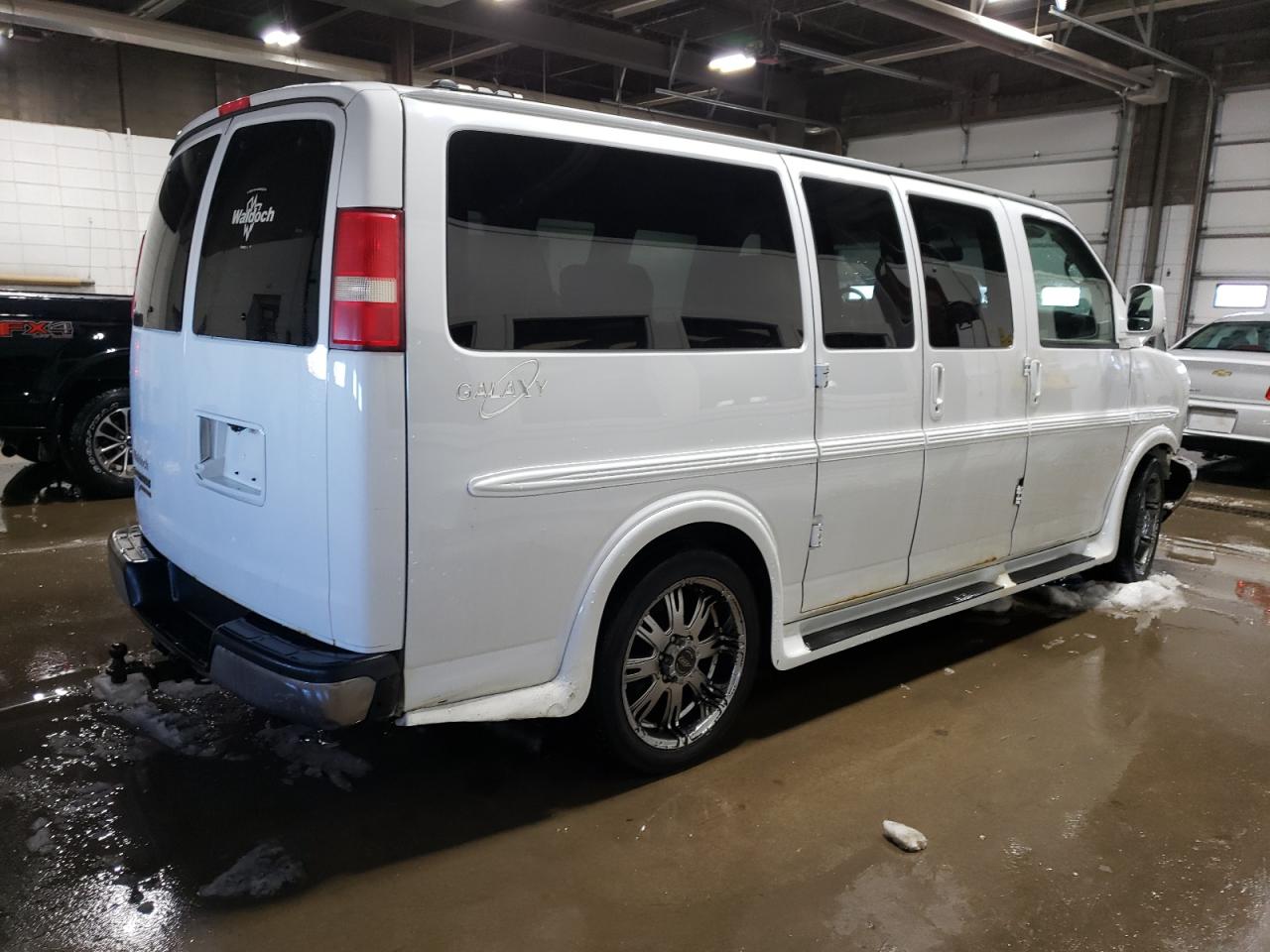 Photo 2 VIN: 1GBSHDC4XD1156008 - CHEVROLET EXPRESS 