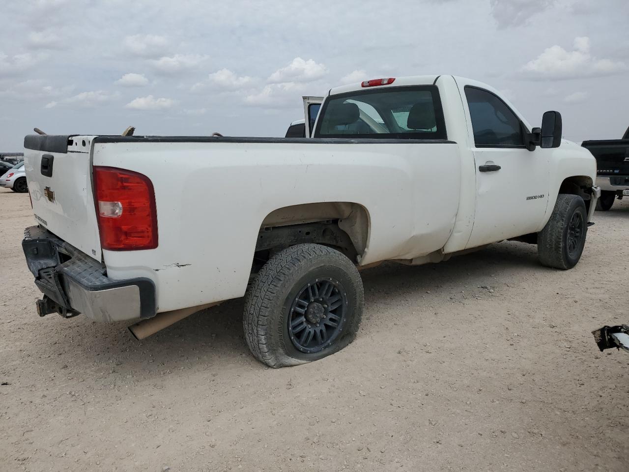 Photo 2 VIN: 1GC0CVCG8BF215574 - CHEVROLET SILVERADO 