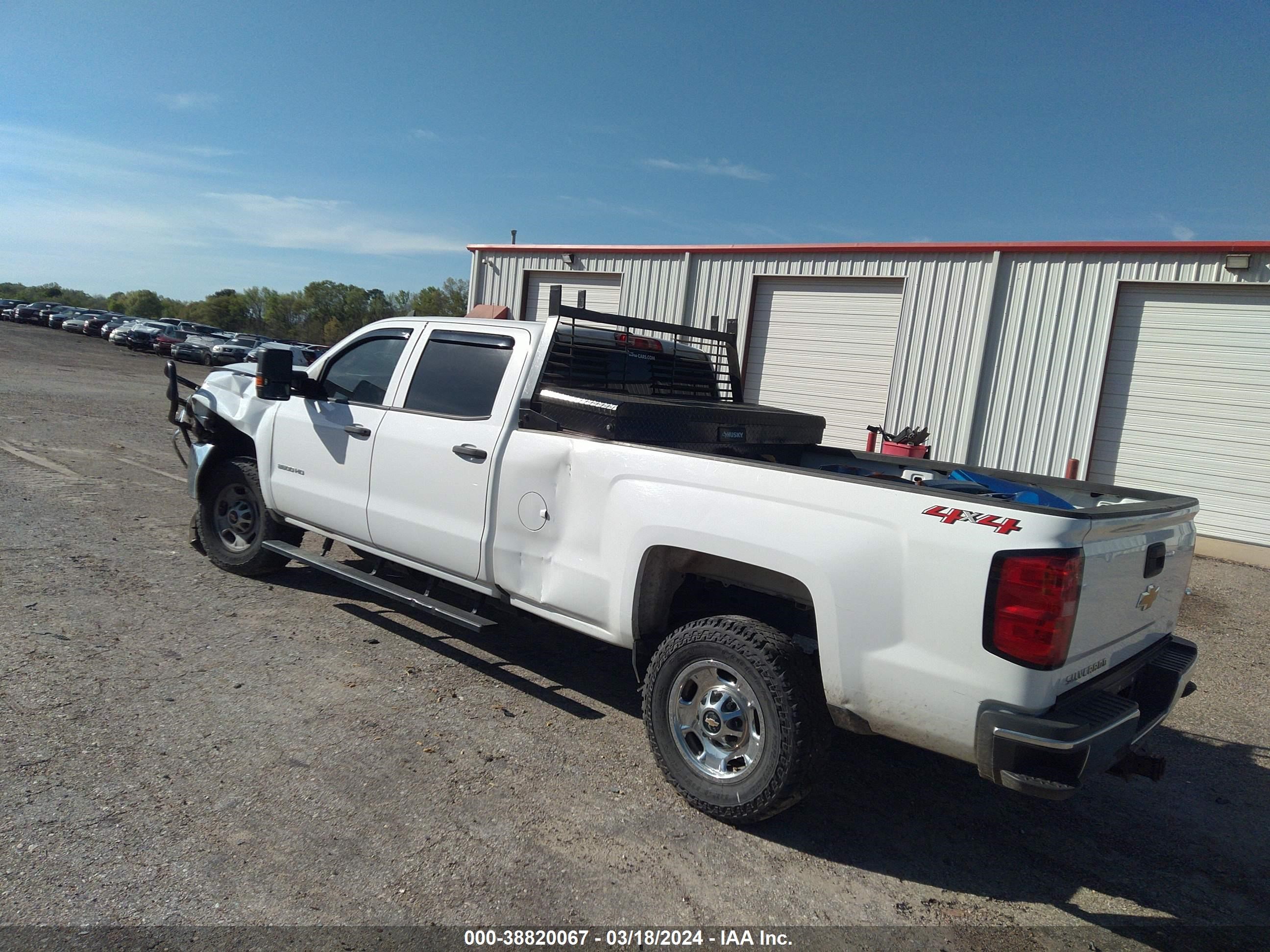 Photo 2 VIN: 1GC1KUEG0JF264300 - CHEVROLET SILVERADO 