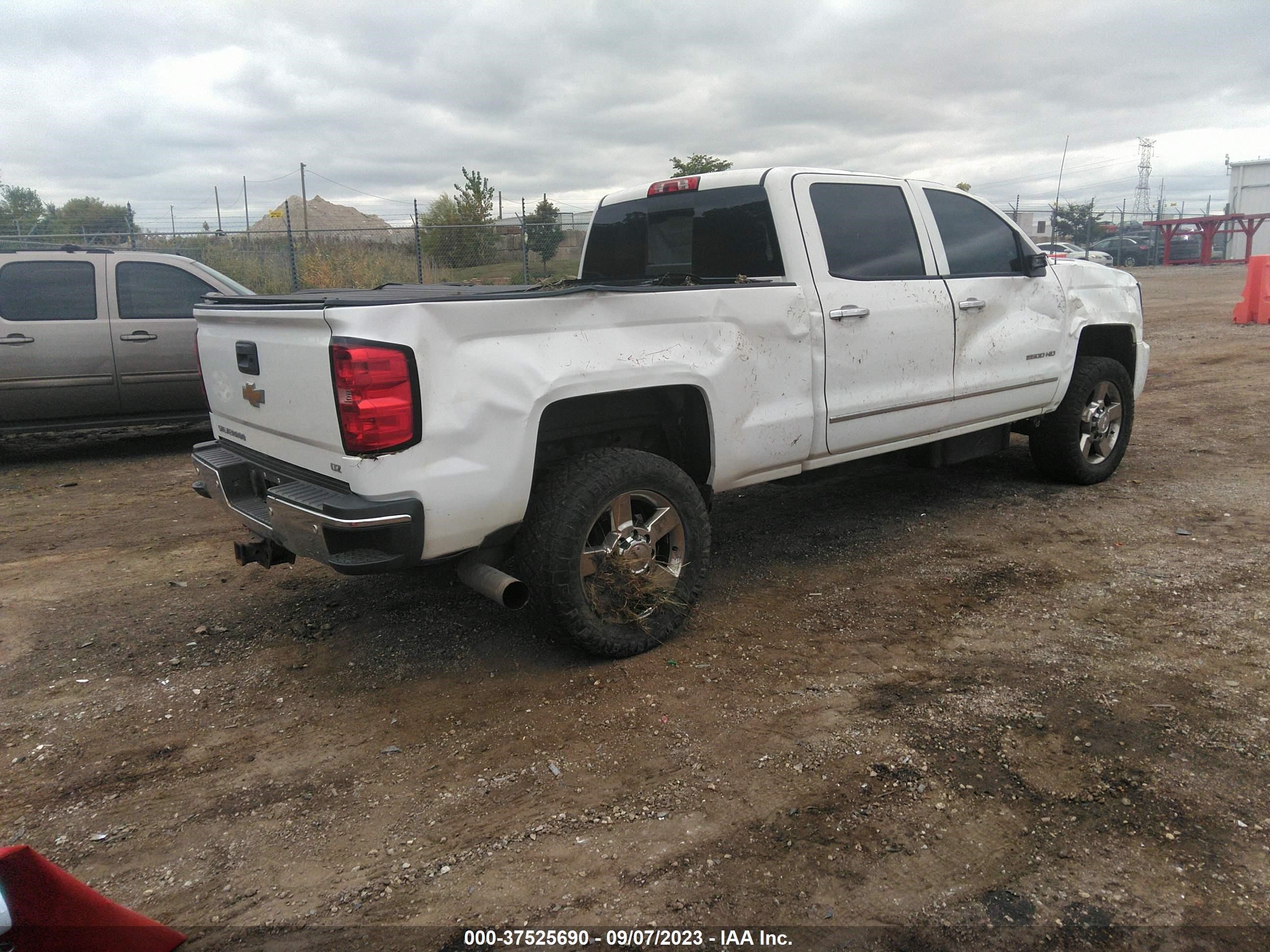 Photo 3 VIN: 1GC1KWE85FF173633 - CHEVROLET SILVERADO 