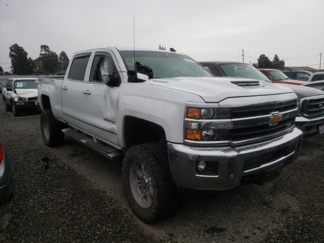 Photo 3 VIN: 1GC1KWEY2JF132448 - CHEVROLET SILVERADO 