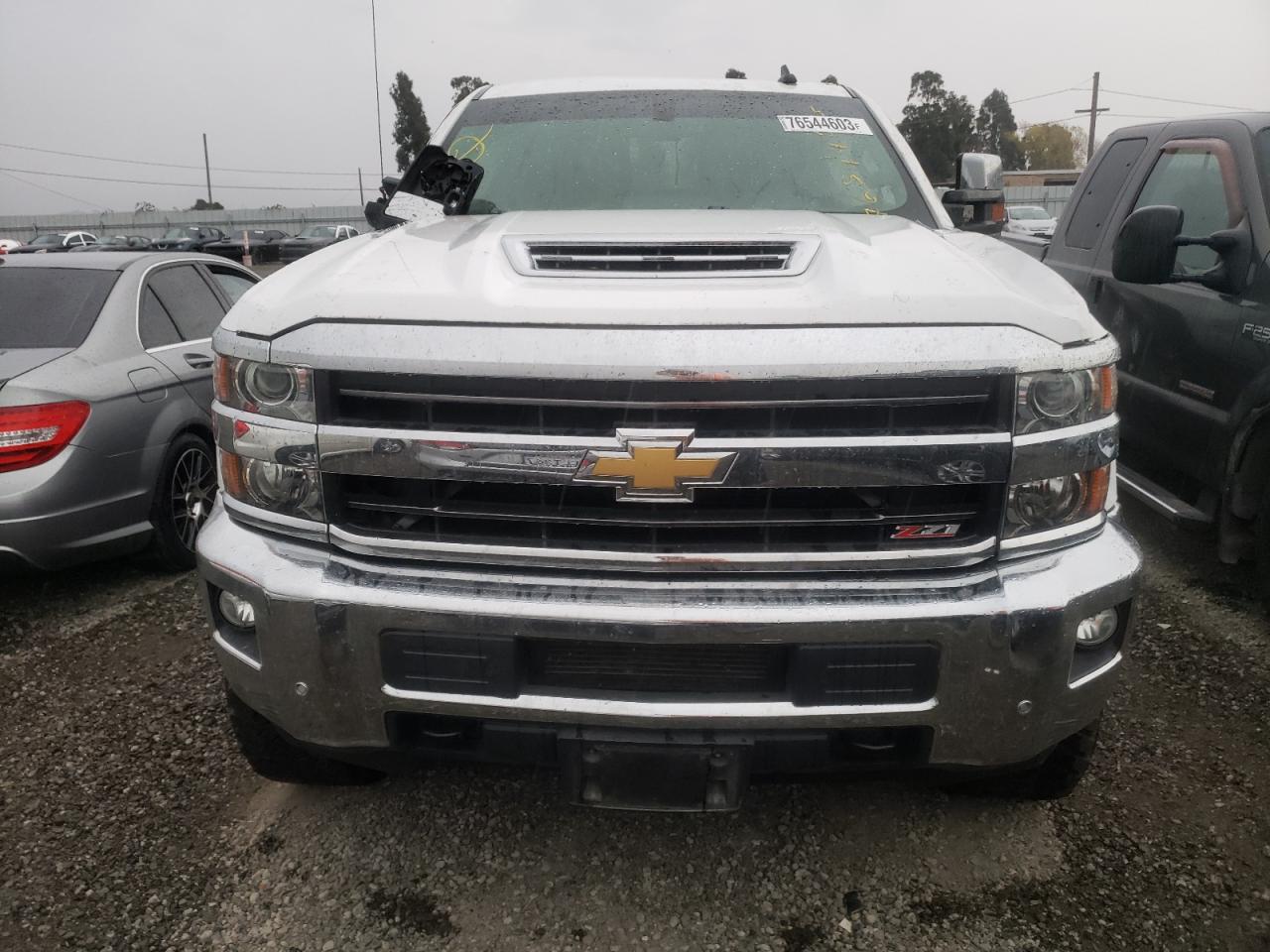 Photo 4 VIN: 1GC1KWEY2JF132448 - CHEVROLET SILVERADO 