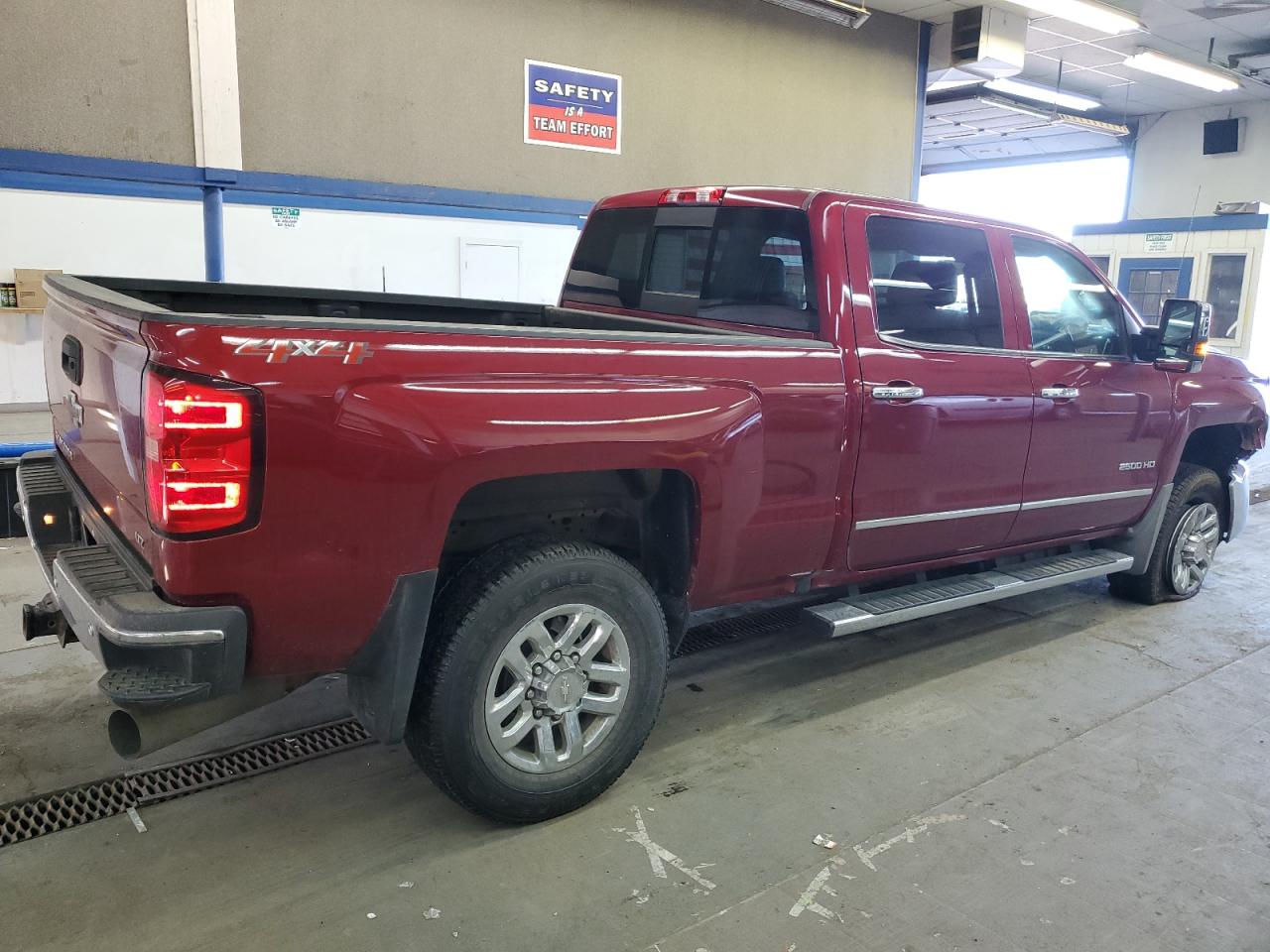 Photo 2 VIN: 1GC1KWEY2JF138430 - CHEVROLET SILVERADO 