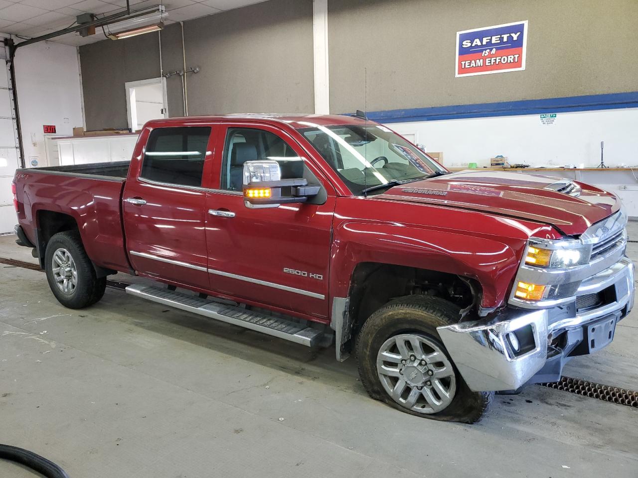 Photo 3 VIN: 1GC1KWEY2JF138430 - CHEVROLET SILVERADO 