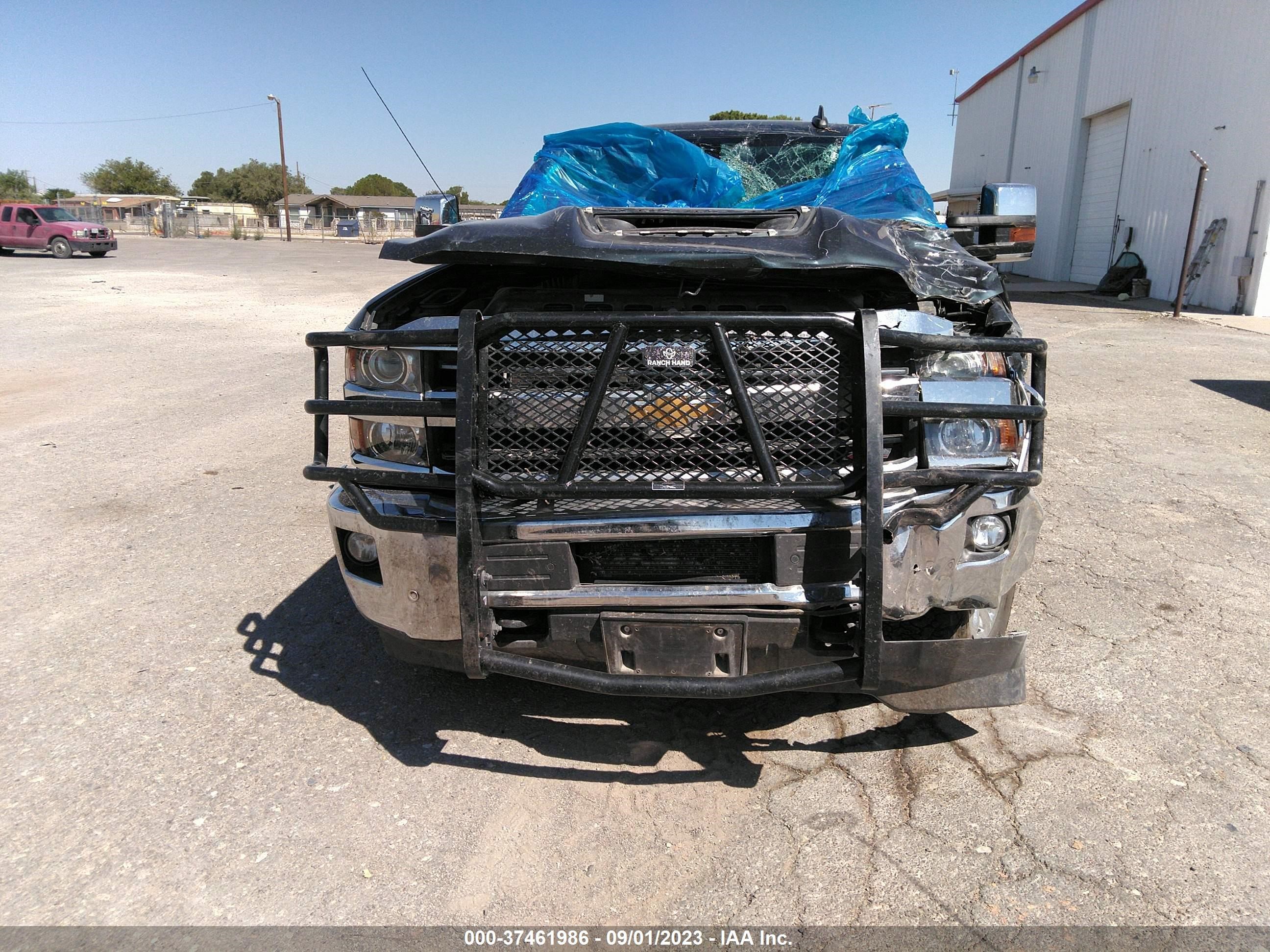 Photo 11 VIN: 1GC1KWEY3JF258463 - CHEVROLET SILVERADO 