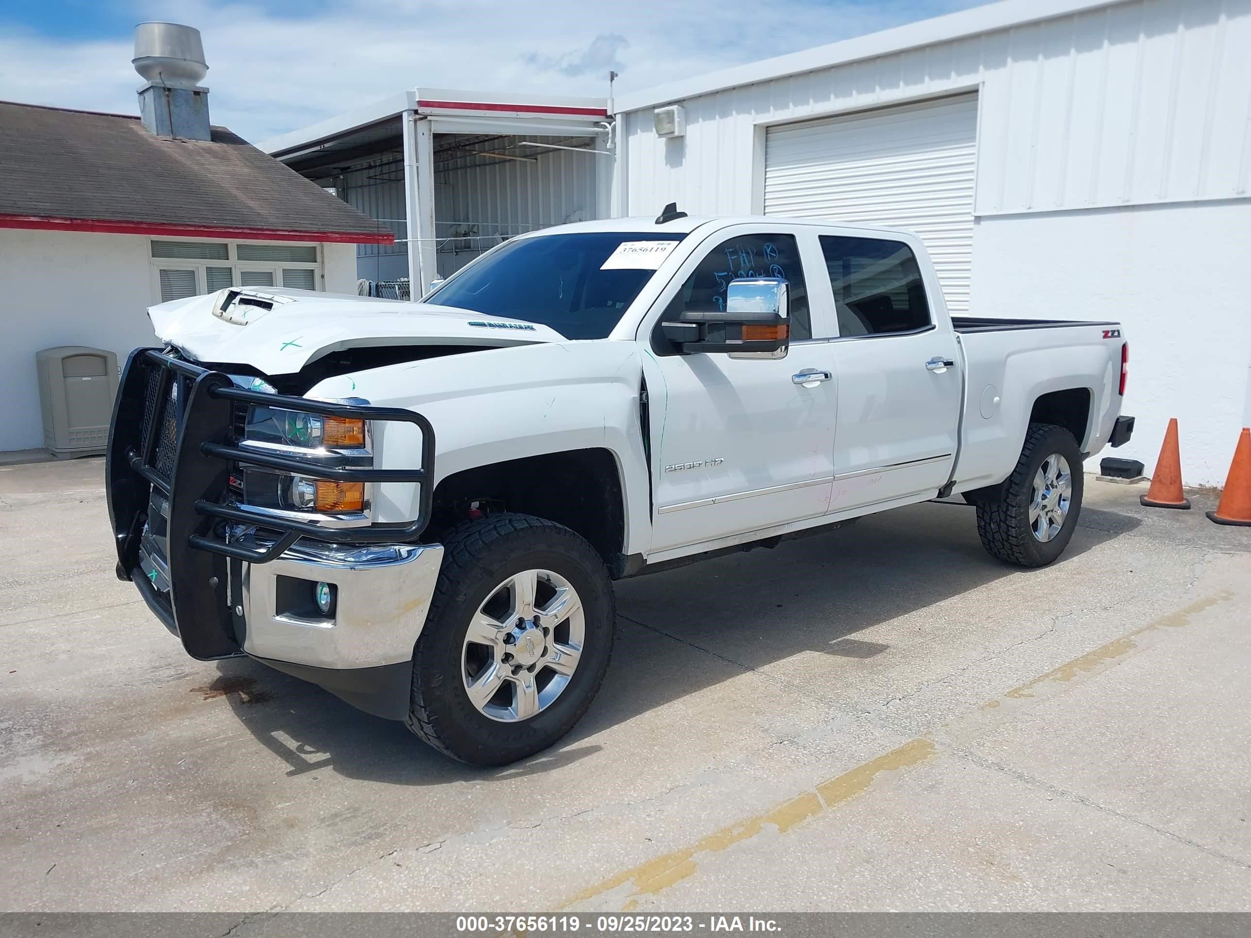 Photo 1 VIN: 1GC1KWEY9HF165330 - CHEVROLET SILVERADO 