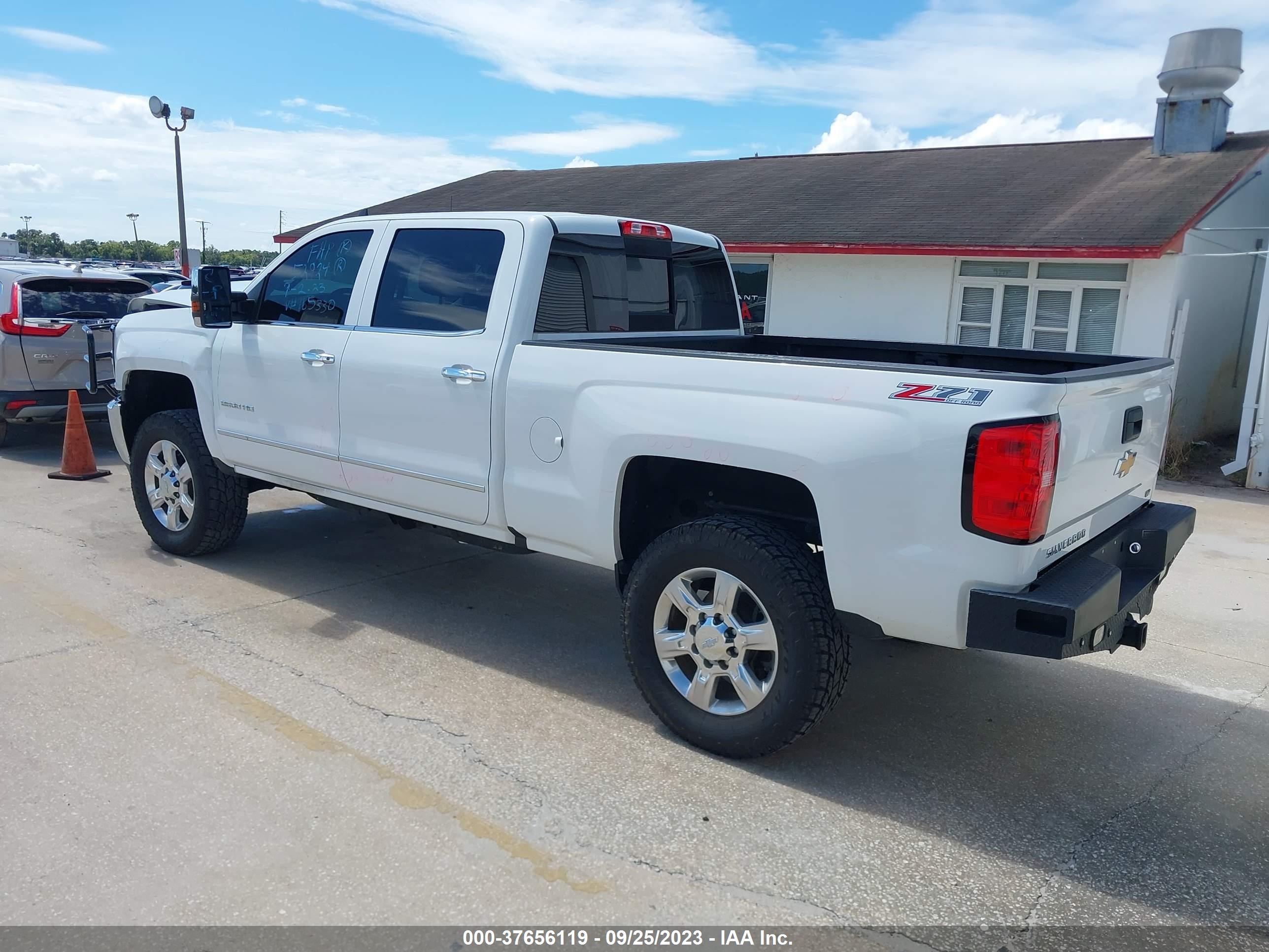 Photo 2 VIN: 1GC1KWEY9HF165330 - CHEVROLET SILVERADO 