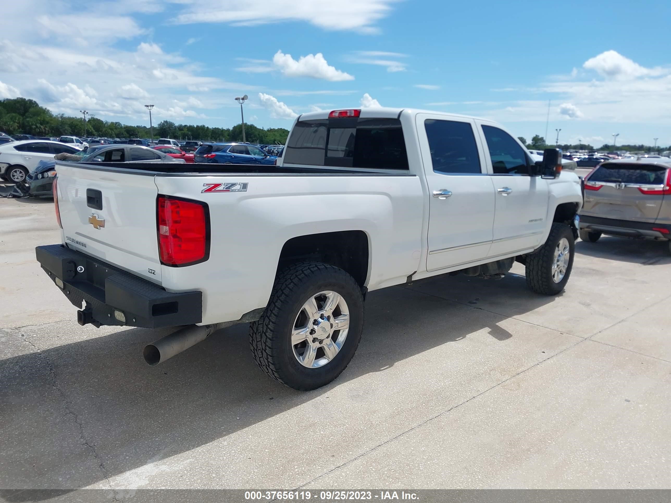 Photo 3 VIN: 1GC1KWEY9HF165330 - CHEVROLET SILVERADO 