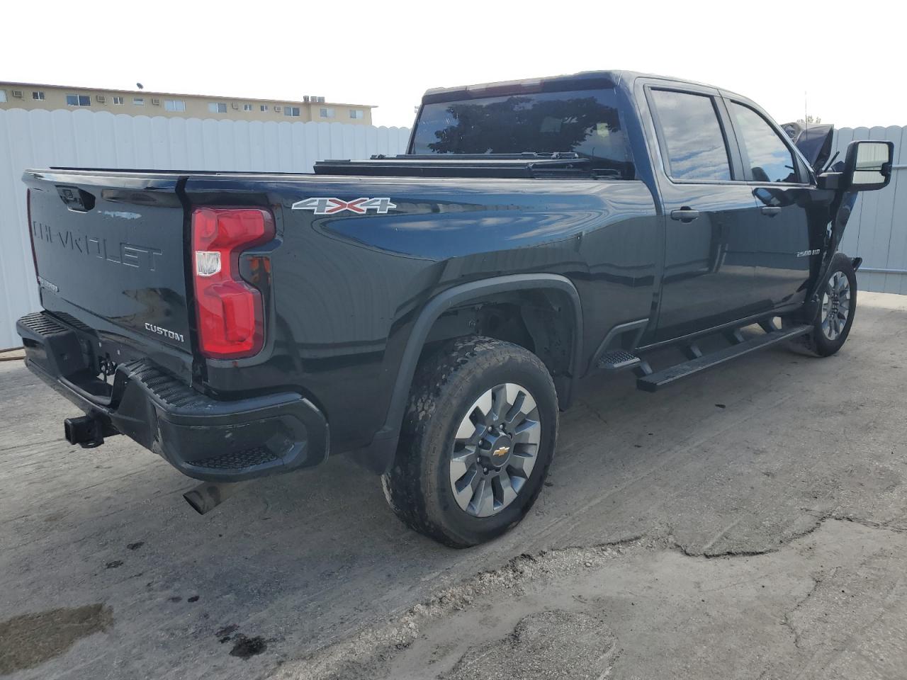 Photo 2 VIN: 1GC1YME73MF319244 - CHEVROLET SILVERADO 