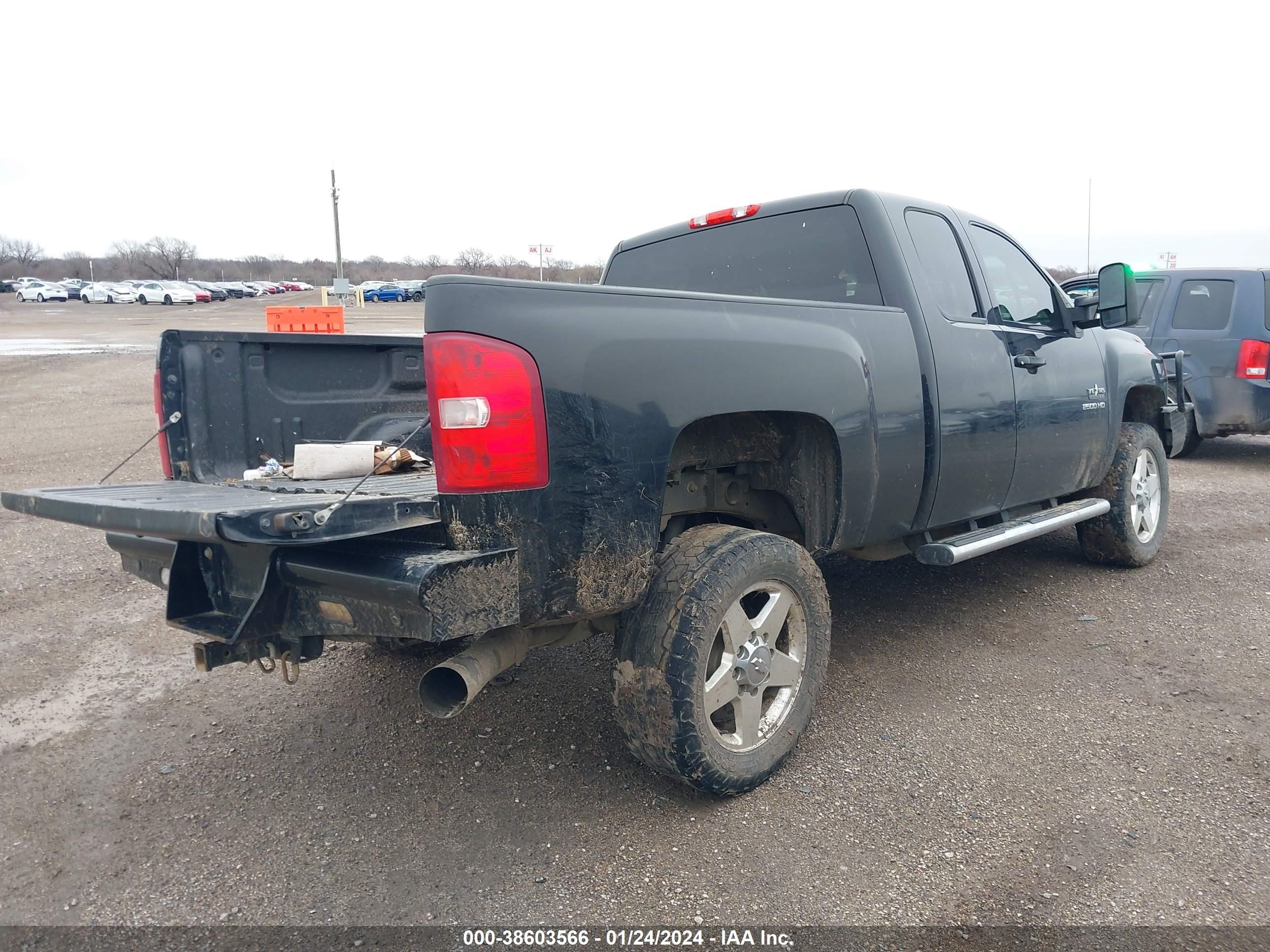 Photo 3 VIN: 1GC2KXC87DZ225546 - CHEVROLET SILVERADO 