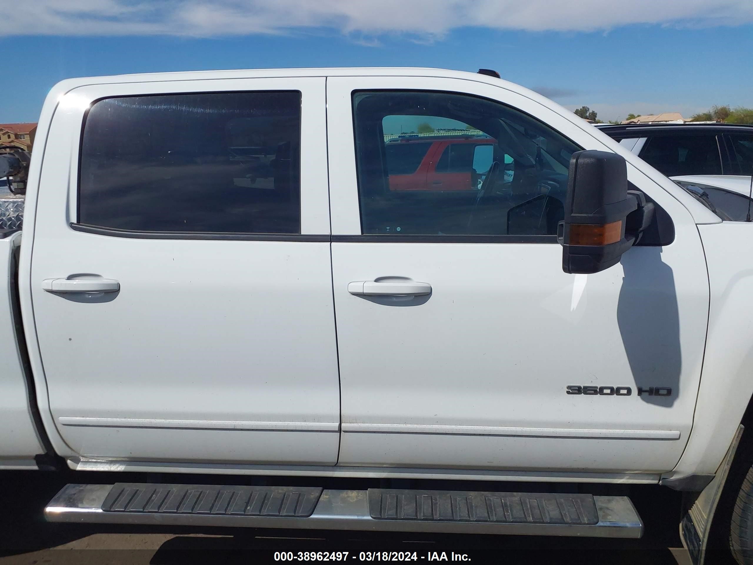 Photo 12 VIN: 1GC4KWCY3KF148353 - CHEVROLET SILVERADO 