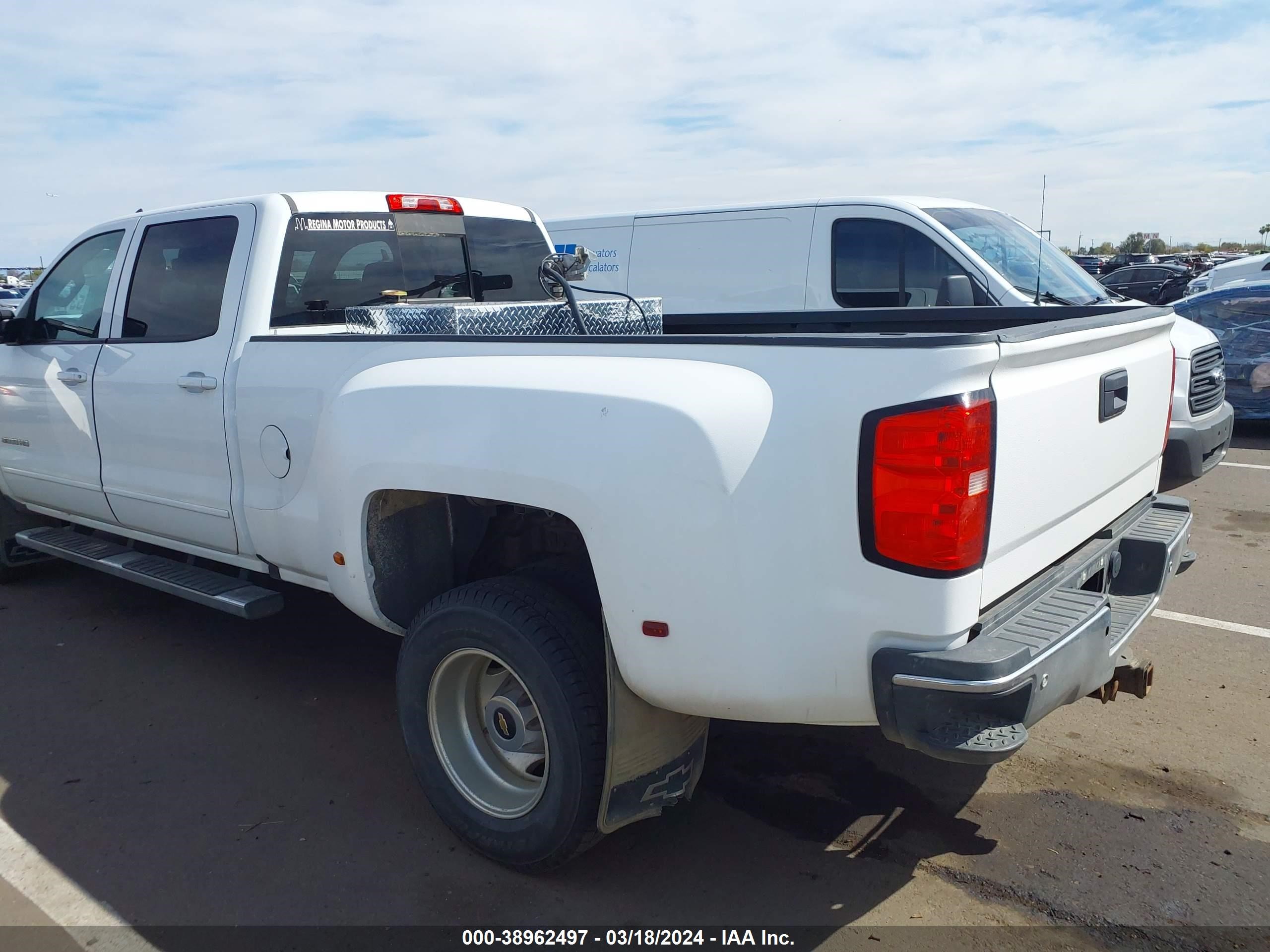 Photo 2 VIN: 1GC4KWCY3KF148353 - CHEVROLET SILVERADO 