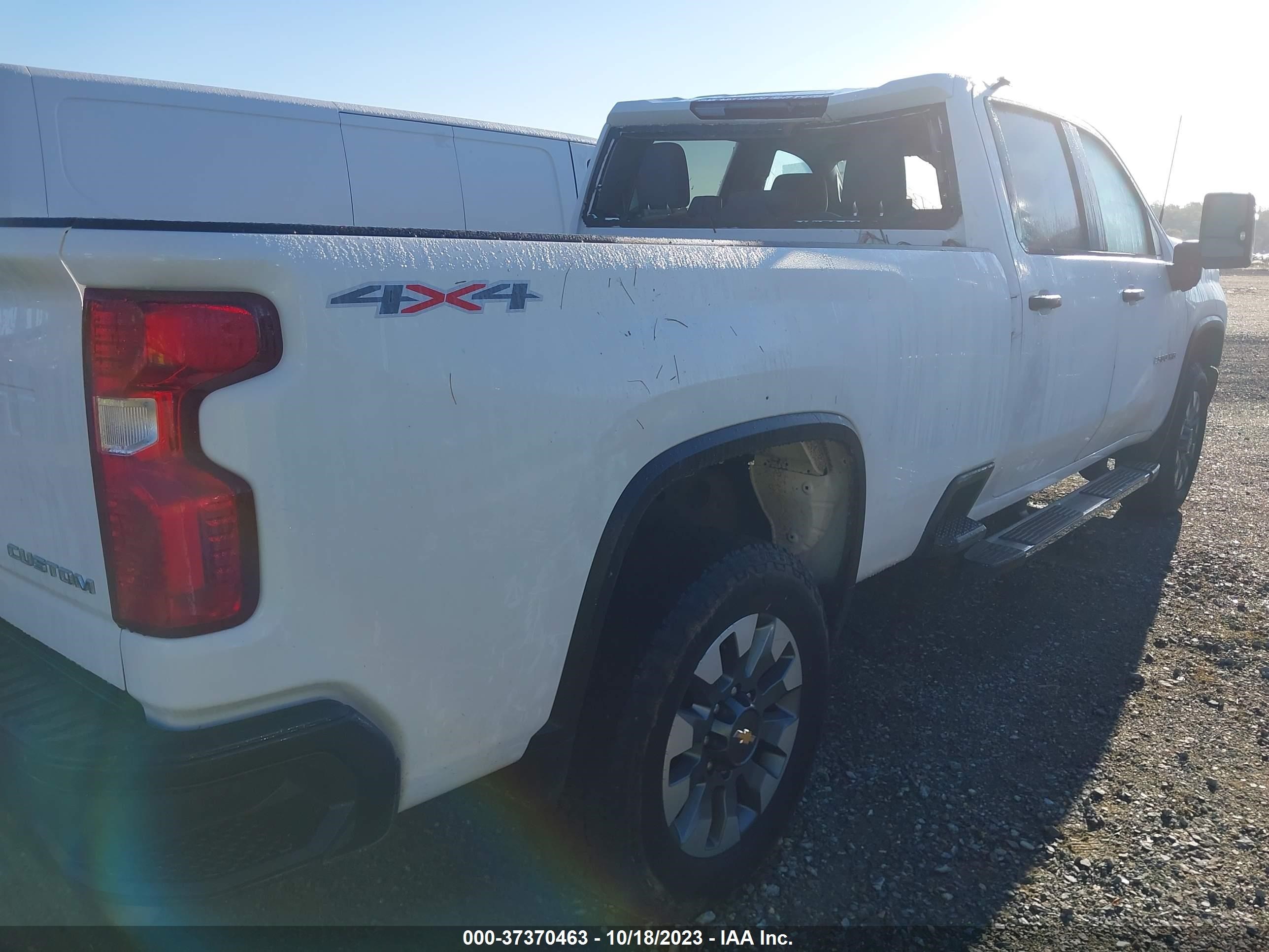 Photo 2 VIN: 1GC4YME7XPF150017 - CHEVROLET SILVERADO 