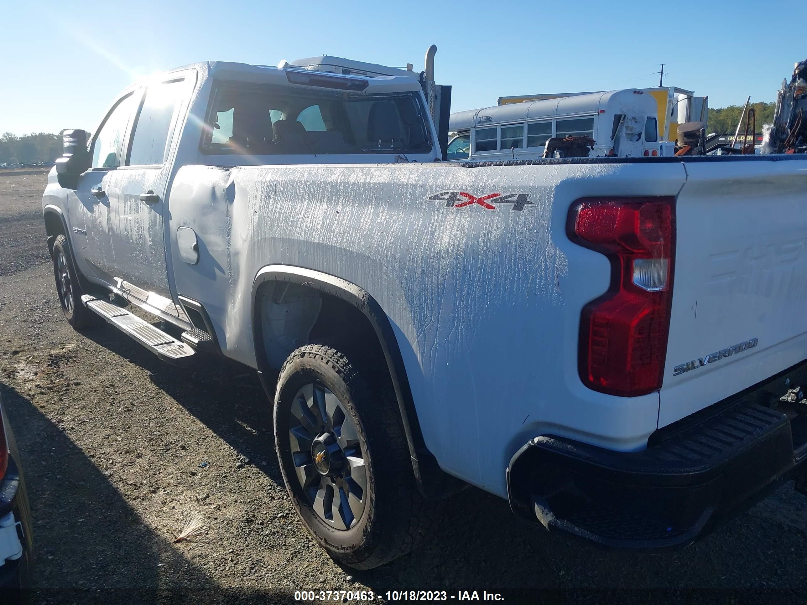 Photo 3 VIN: 1GC4YME7XPF150017 - CHEVROLET SILVERADO 