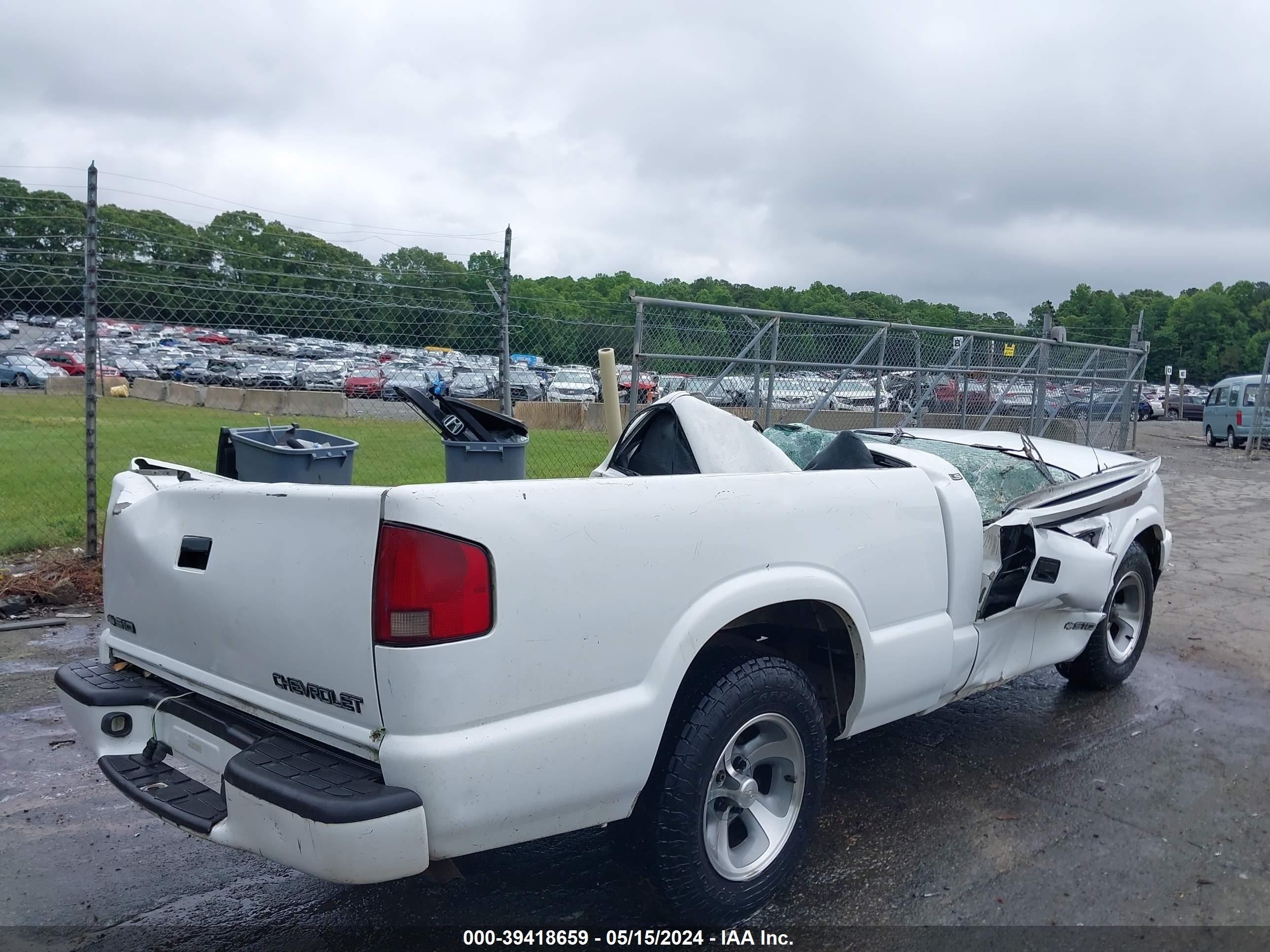 Photo 3 VIN: 1GCCS1440YK188366 - CHEVROLET S-10 PICKUP 