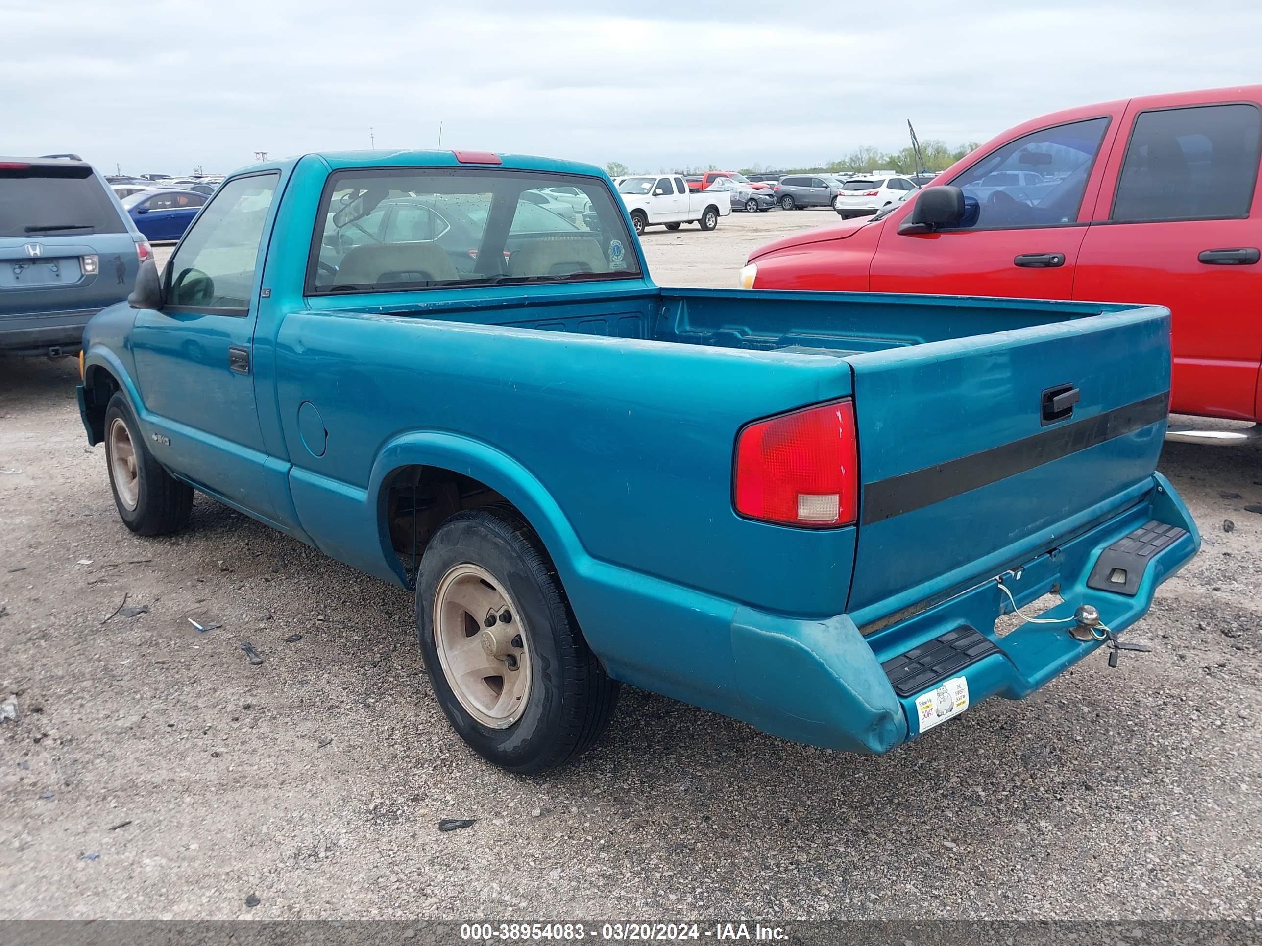 Photo 2 VIN: 1GCCS1442S8132742 - CHEVROLET S-10 PICKUP 