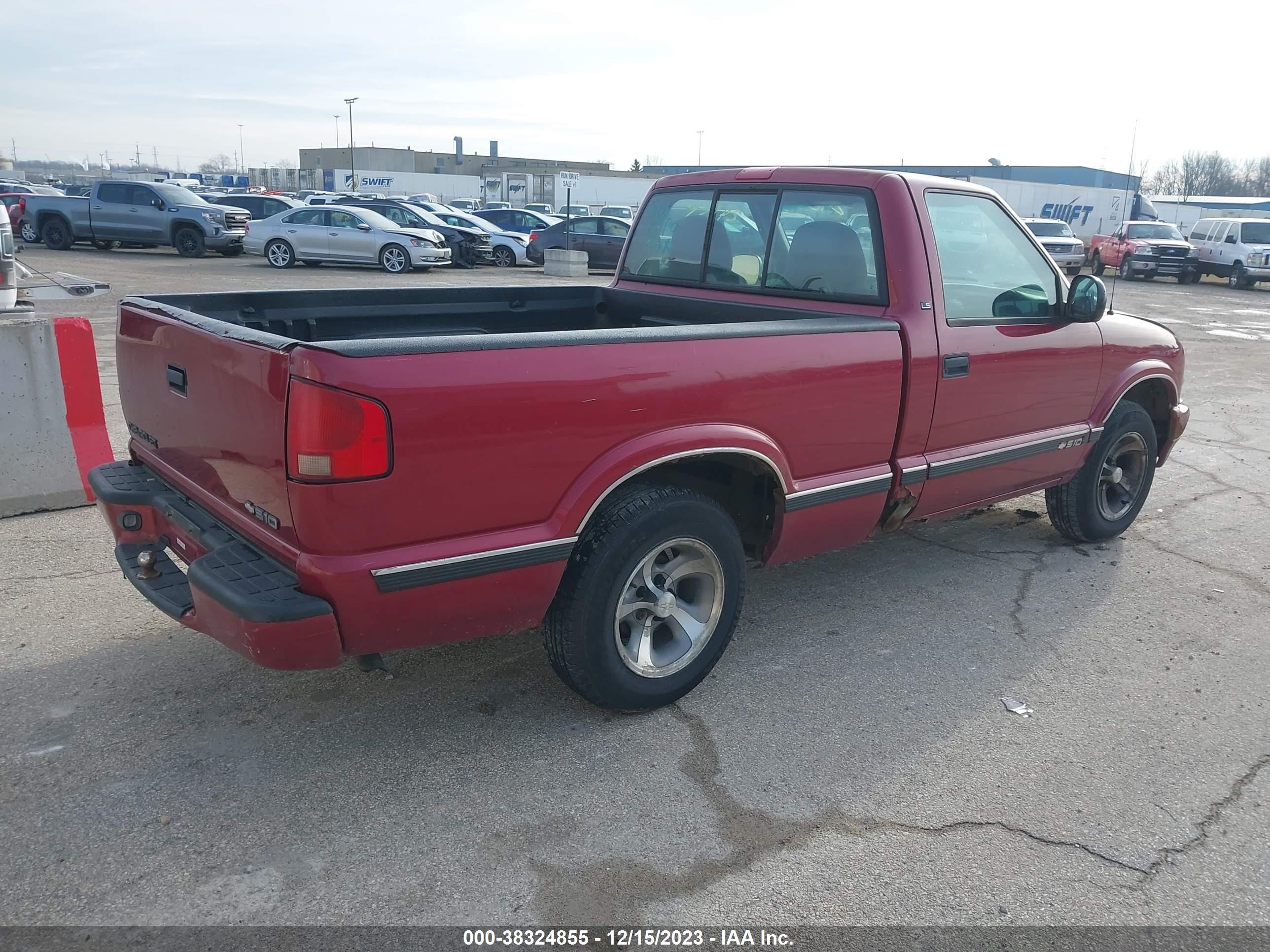 Photo 3 VIN: 1GCCS1442WK139831 - CHEVROLET S-10 PICKUP 