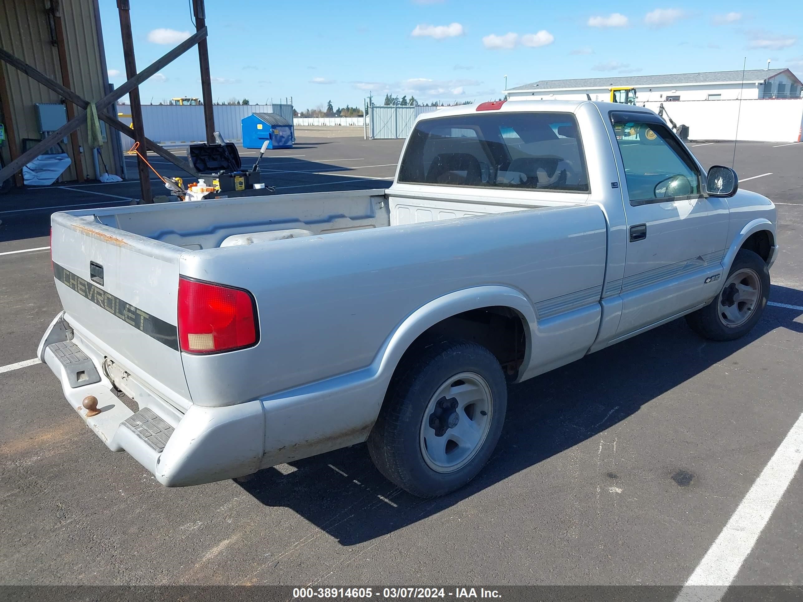 Photo 3 VIN: 1GCCS1443R8152976 - CHEVROLET S-10 PICKUP 