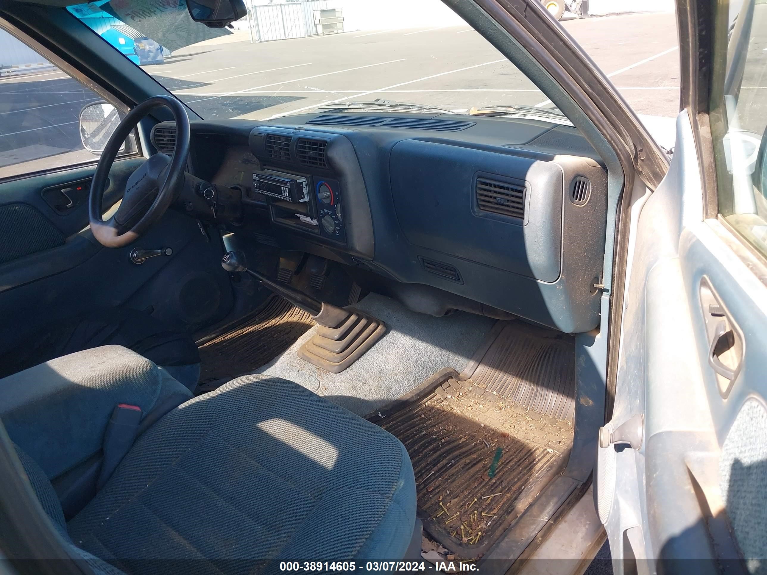 Photo 4 VIN: 1GCCS1443R8152976 - CHEVROLET S-10 PICKUP 