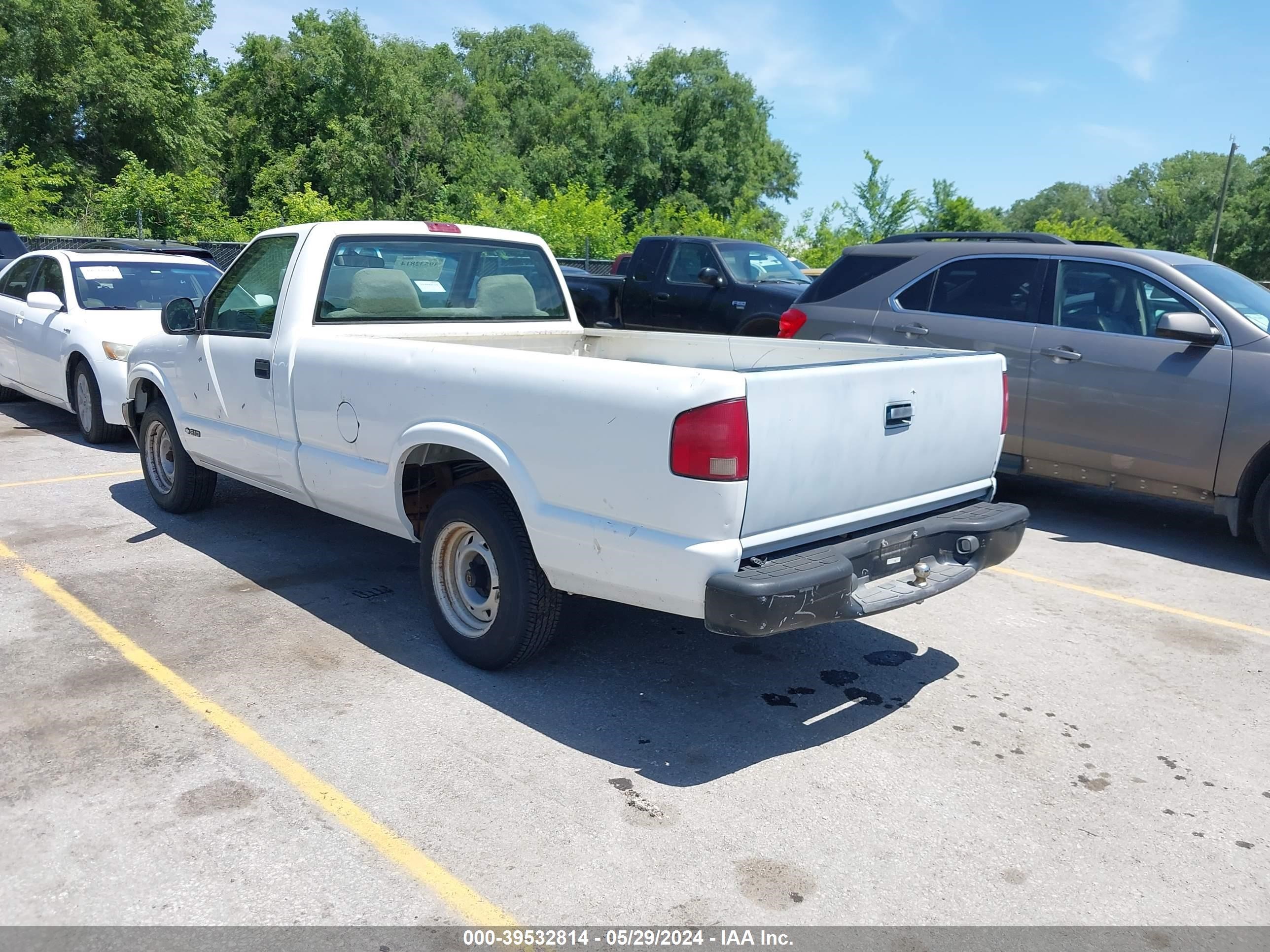 Photo 2 VIN: 1GCCS1444YK193408 - CHEVROLET S-10 PICKUP 