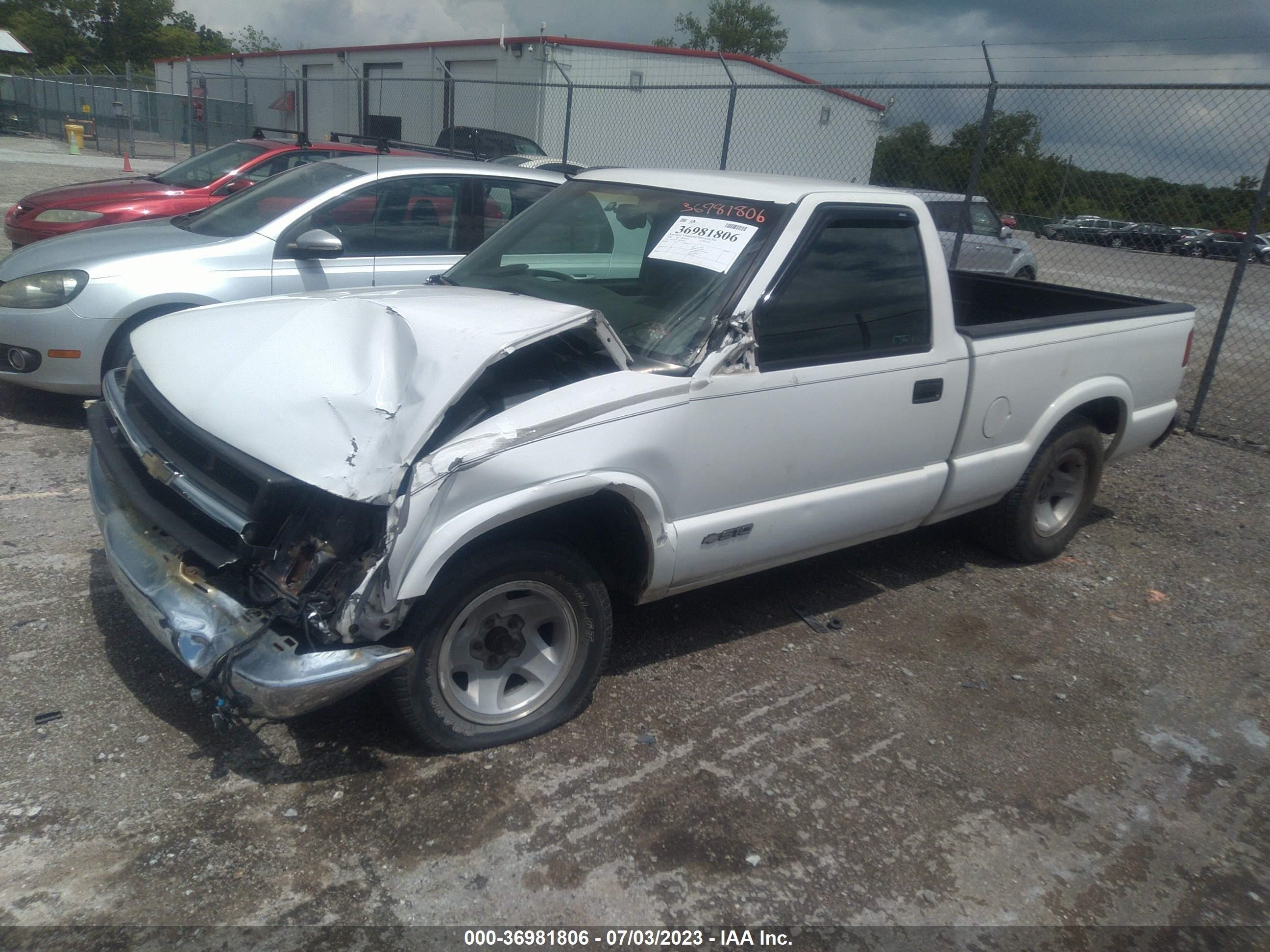 Photo 1 VIN: 1GCCS1448WK245104 - CHEVROLET S-10 PICKUP 