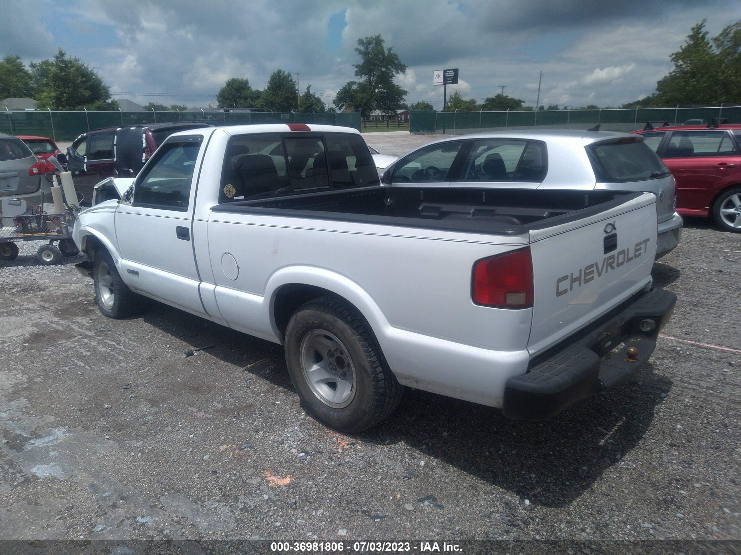 Photo 2 VIN: 1GCCS1448WK245104 - CHEVROLET S-10 PICKUP 