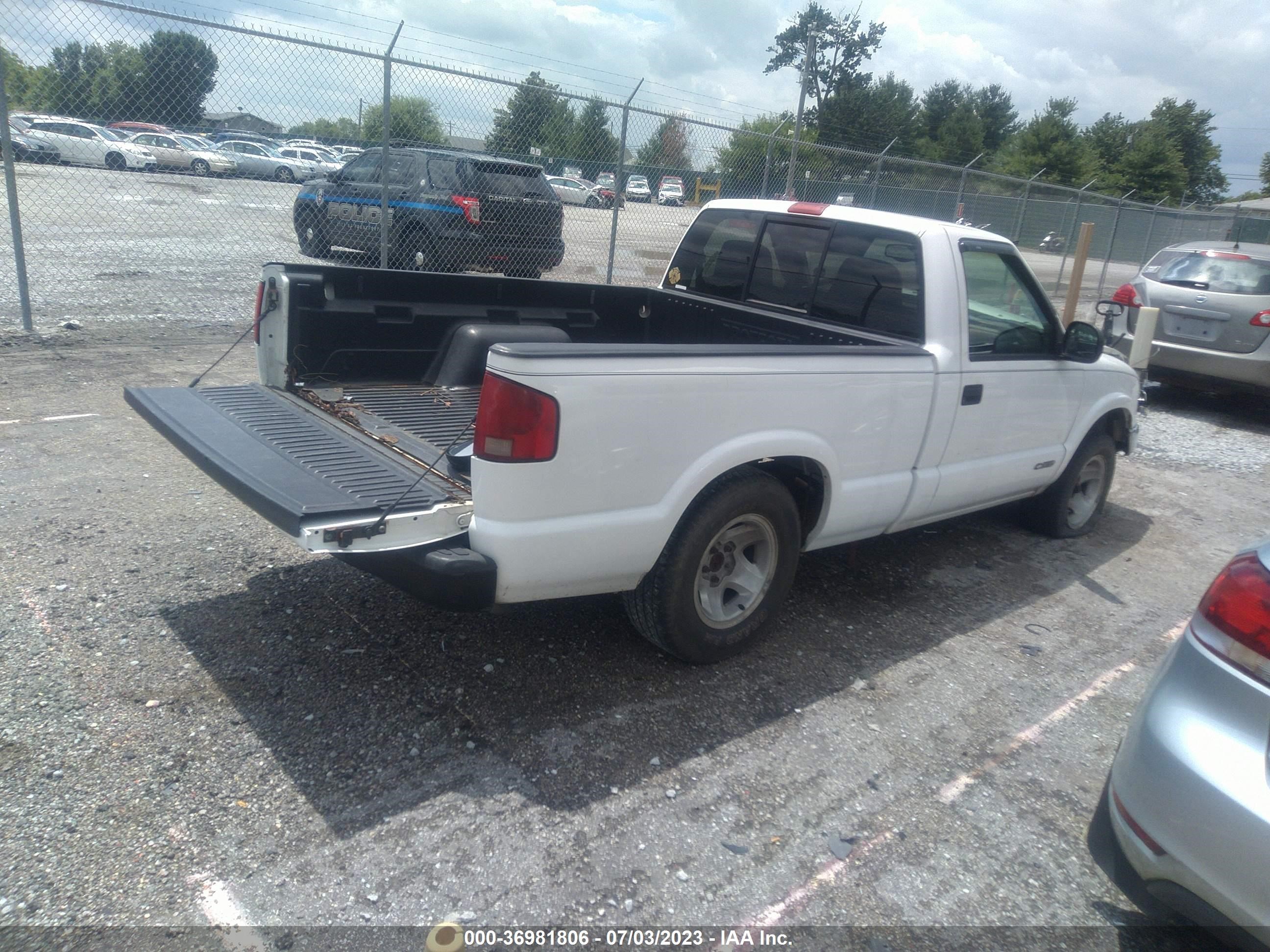 Photo 3 VIN: 1GCCS1448WK245104 - CHEVROLET S-10 PICKUP 