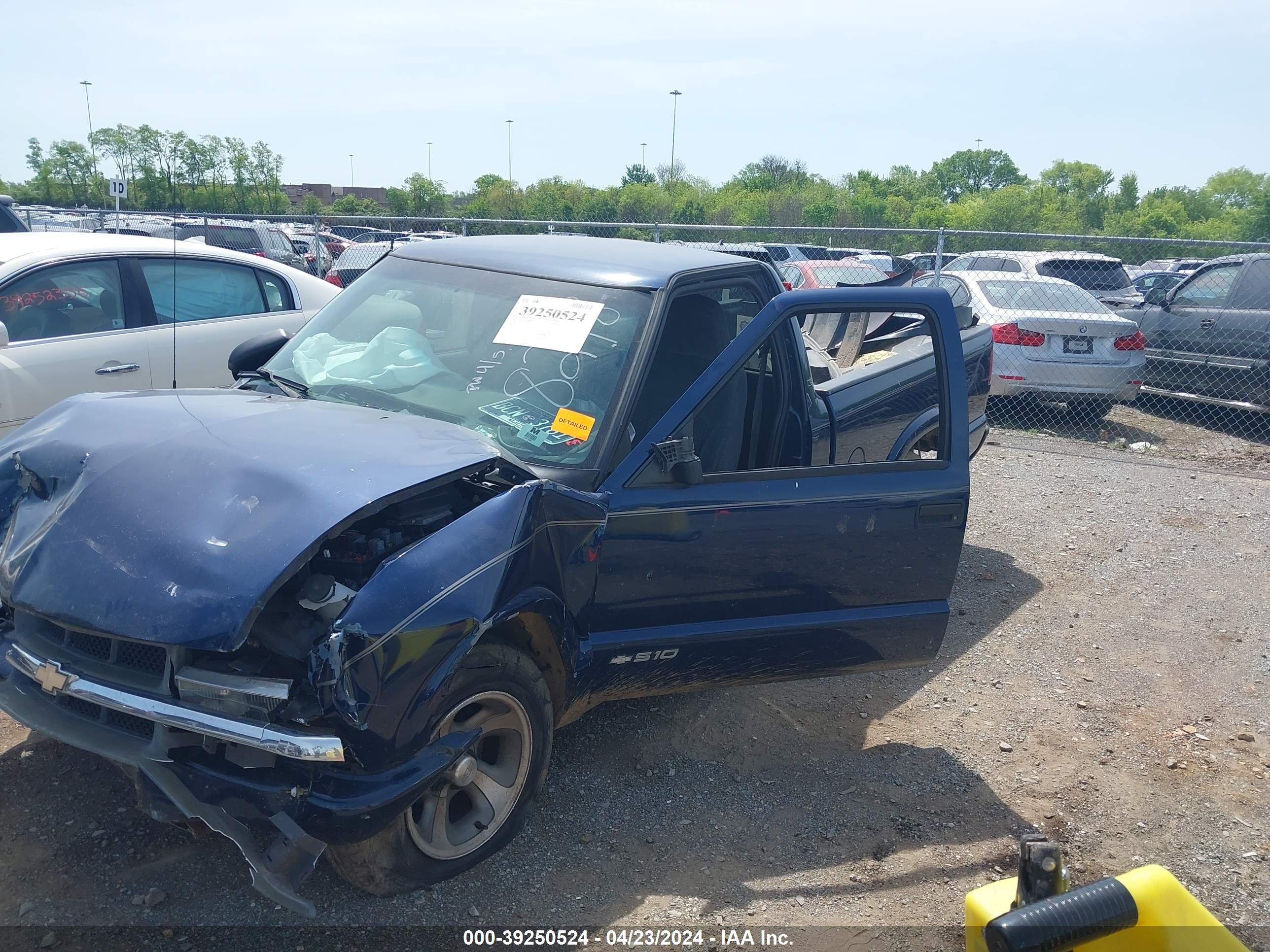 Photo 11 VIN: 1GCCS1449Y8148218 - CHEVROLET S-10 PICKUP 