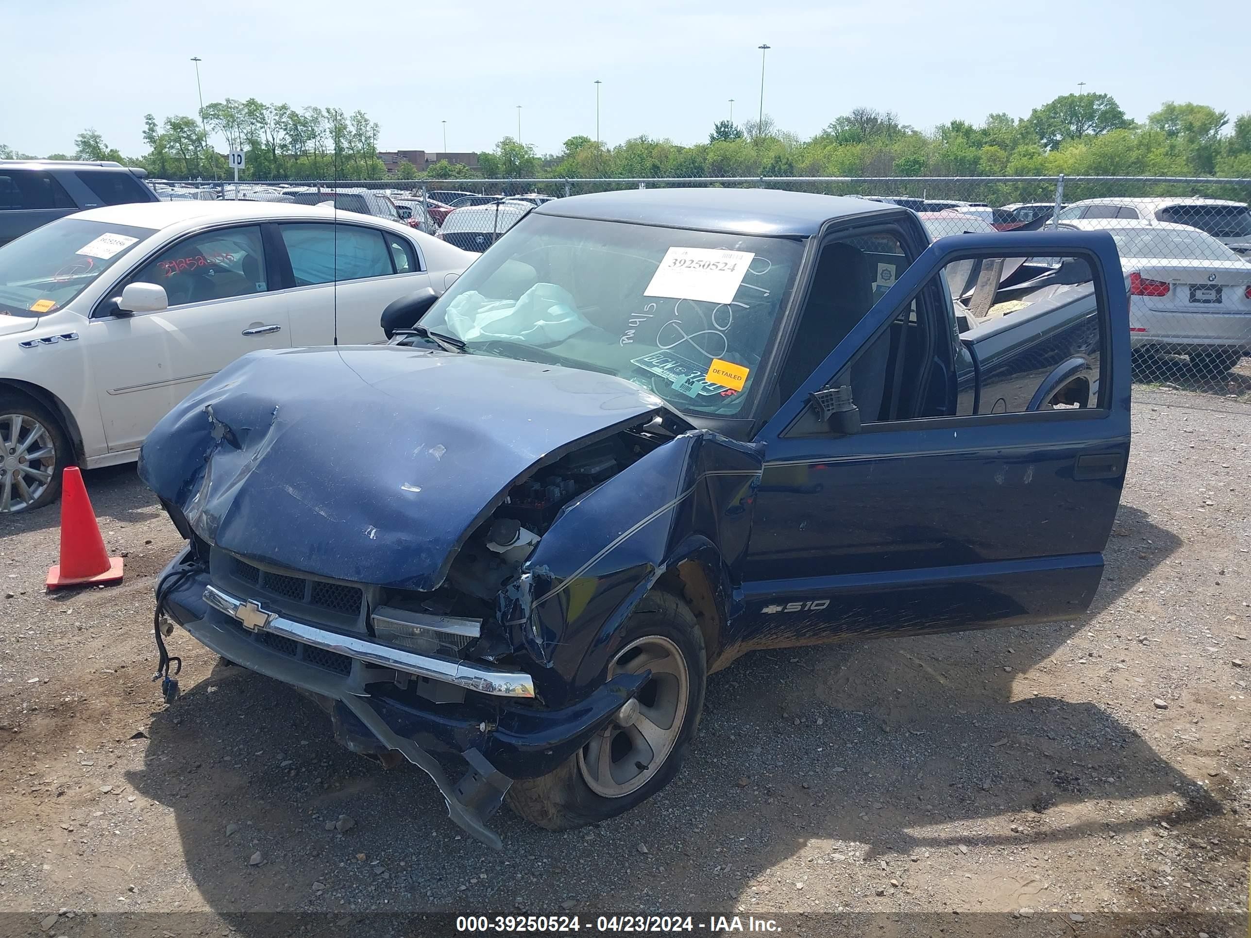 Photo 12 VIN: 1GCCS1449Y8148218 - CHEVROLET S-10 PICKUP 