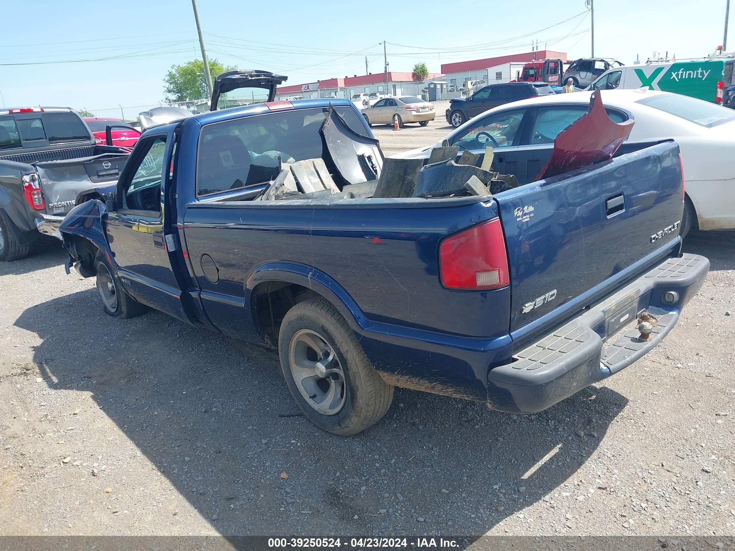 Photo 2 VIN: 1GCCS1449Y8148218 - CHEVROLET S-10 PICKUP 