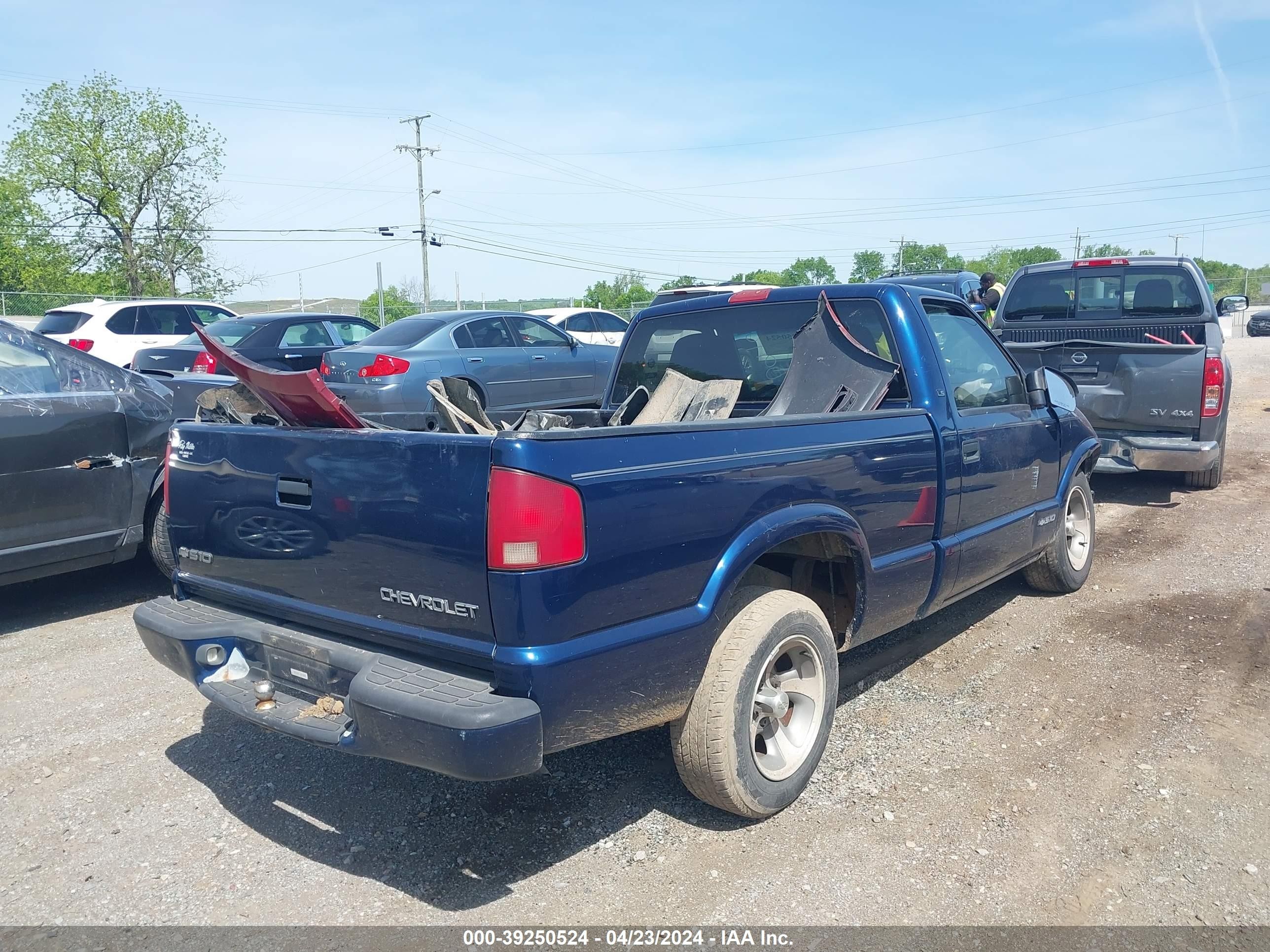 Photo 3 VIN: 1GCCS1449Y8148218 - CHEVROLET S-10 PICKUP 