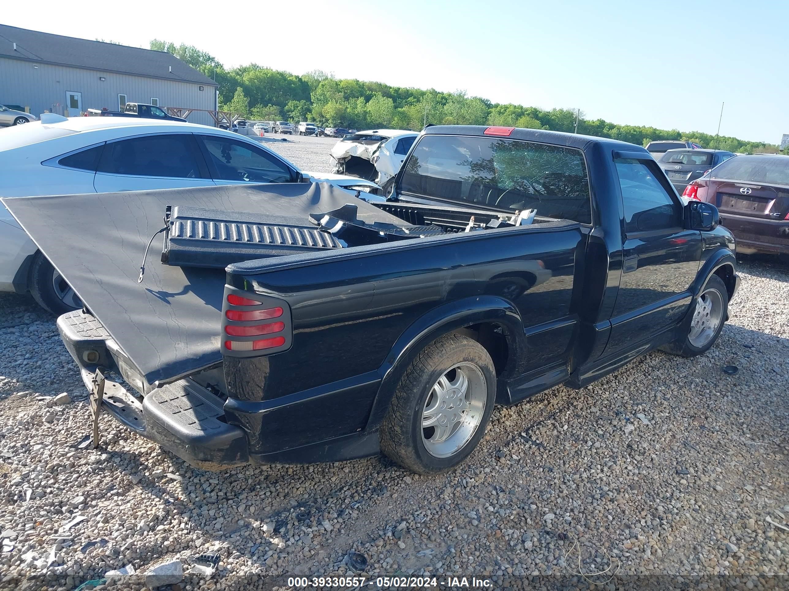 Photo 3 VIN: 1GCCS1449Y8163978 - CHEVROLET S-10 PICKUP 