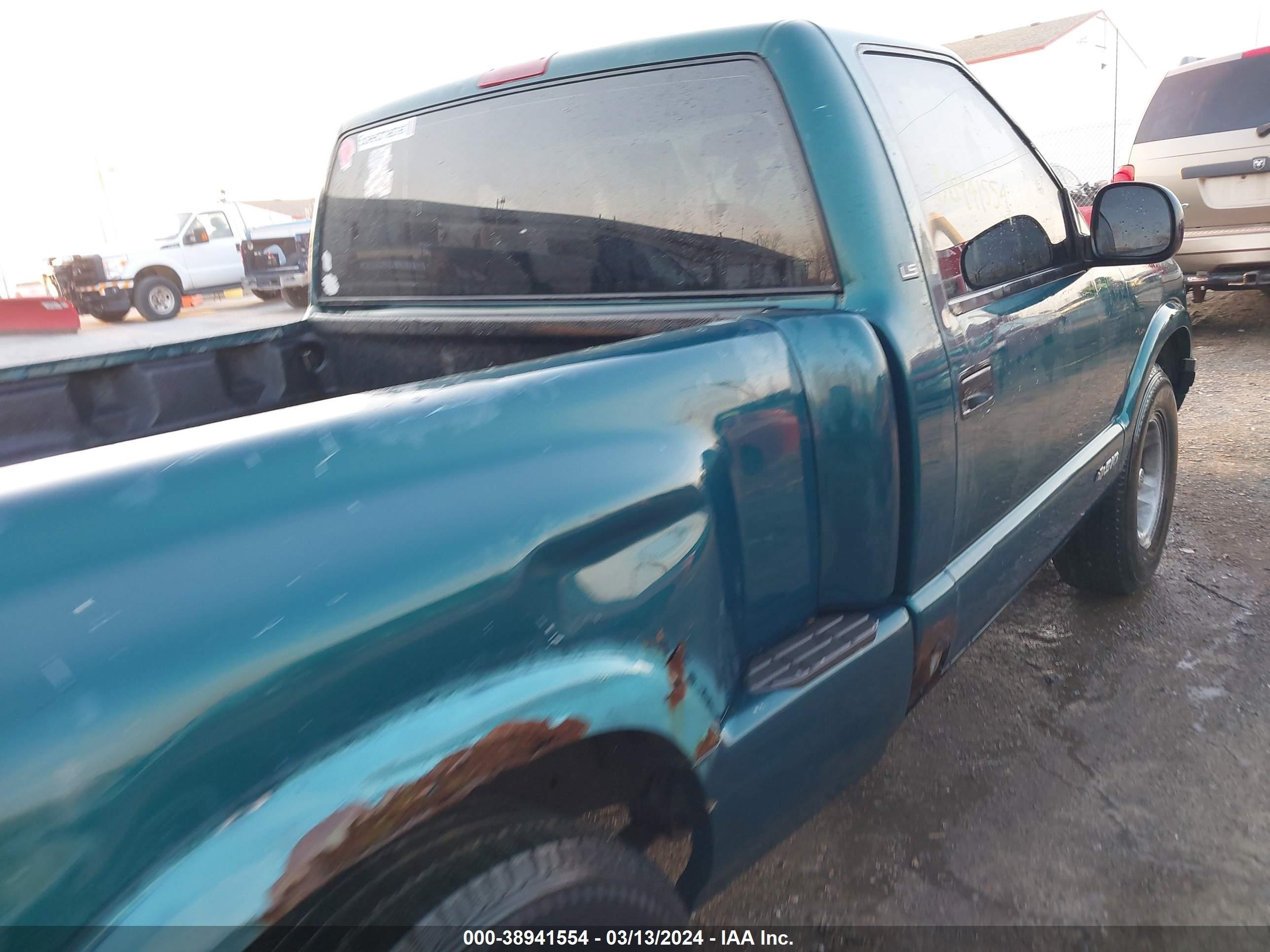 Photo 12 VIN: 1GCCS144XV8109438 - CHEVROLET S-10 PICKUP 