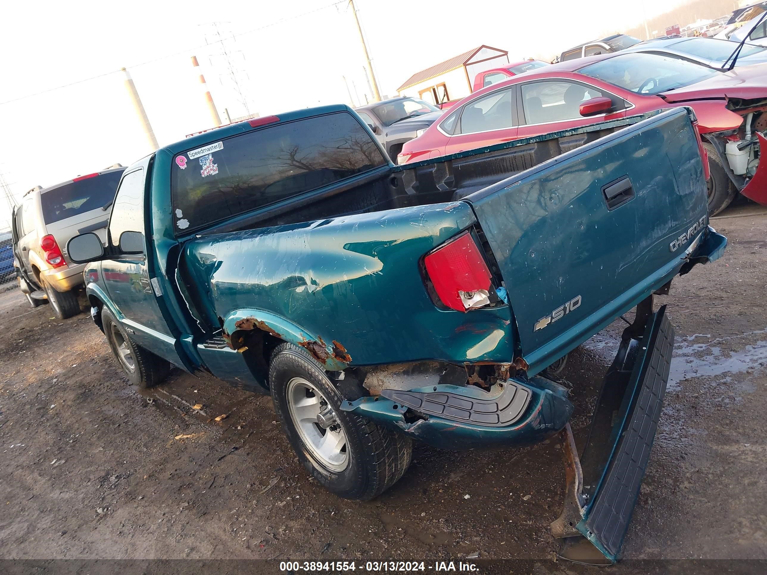 Photo 2 VIN: 1GCCS144XV8109438 - CHEVROLET S-10 PICKUP 