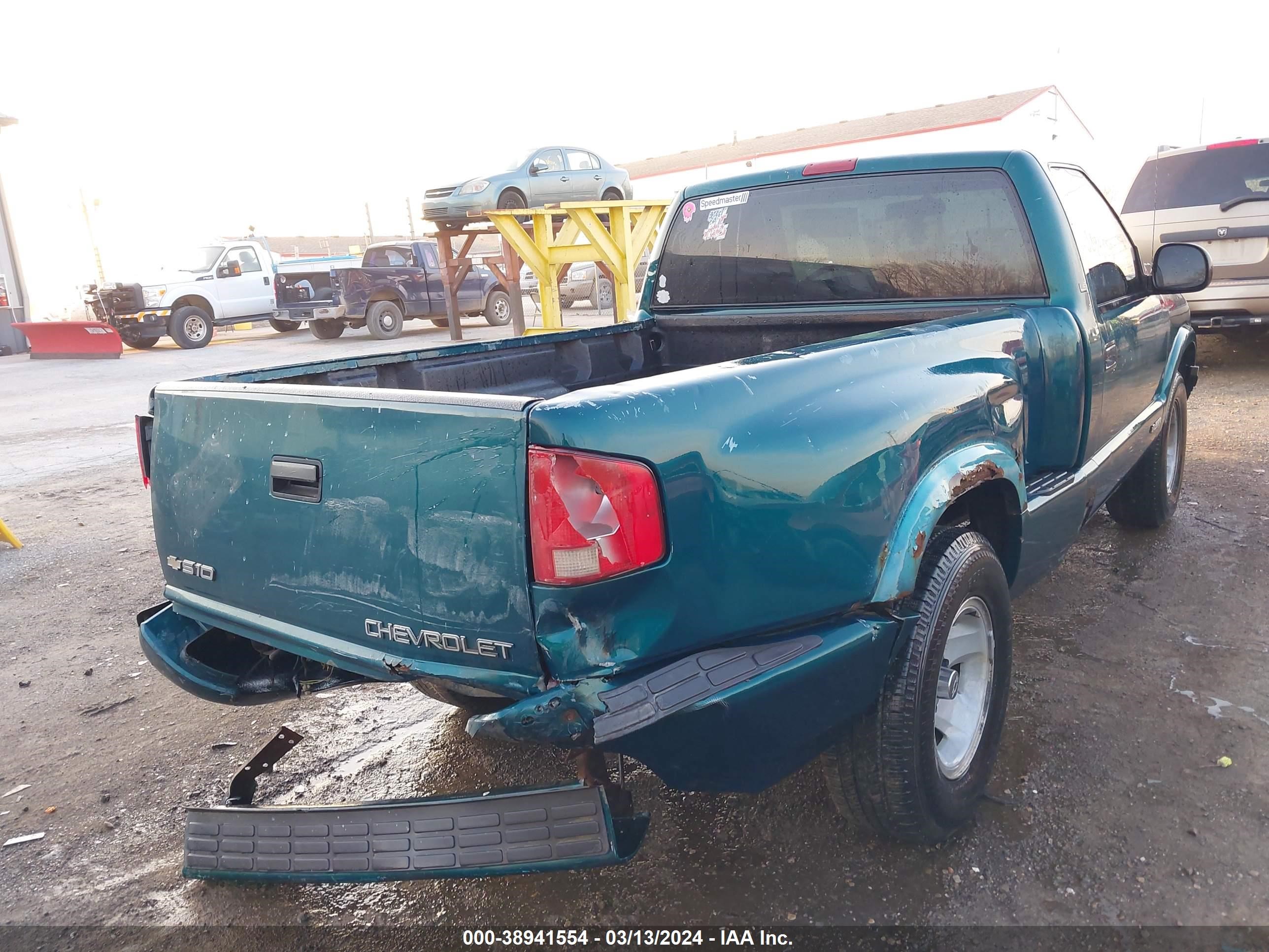 Photo 3 VIN: 1GCCS144XV8109438 - CHEVROLET S-10 PICKUP 