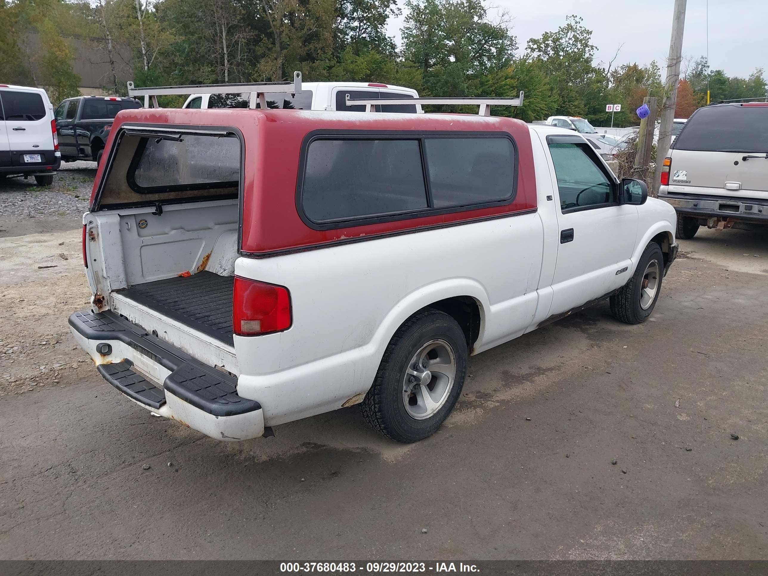 Photo 3 VIN: 1GCCS144XXK105038 - CHEVROLET S-10 PICKUP 