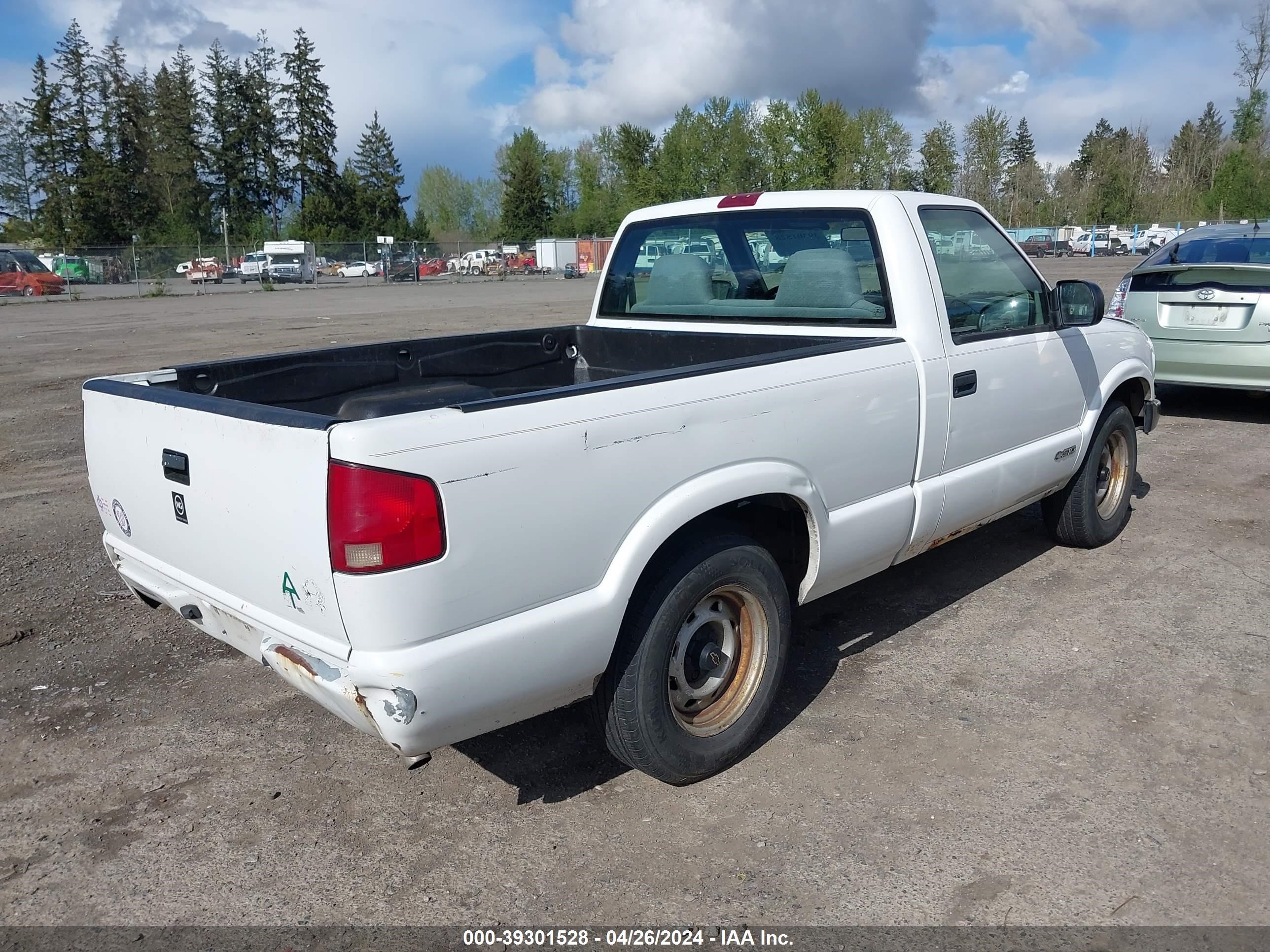 Photo 3 VIN: 1GCCS144XXK240455 - CHEVROLET S-10 PICKUP 