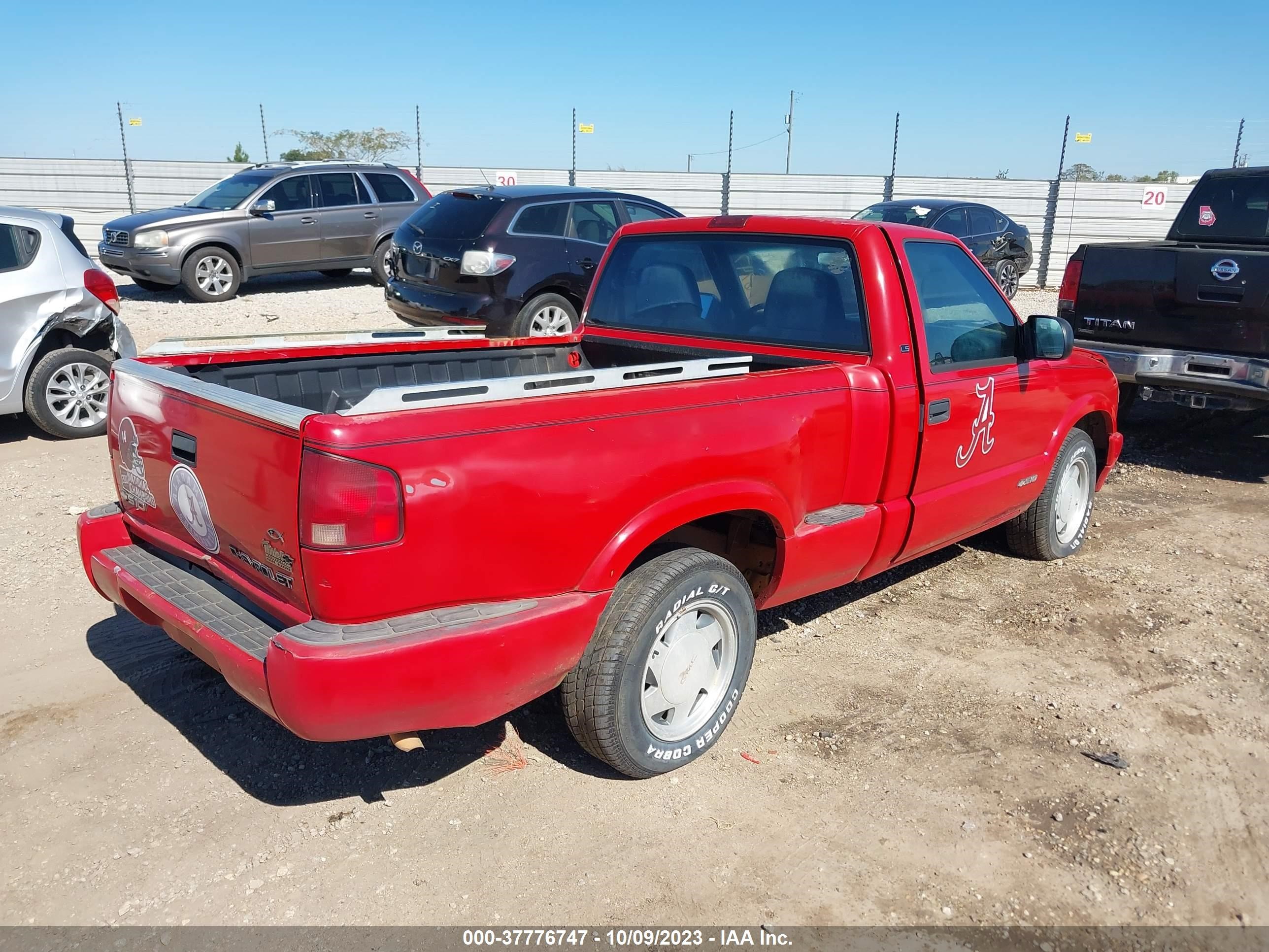 Photo 3 VIN: 1GCCS1459Y8271106 - CHEVROLET S-10 PICKUP 