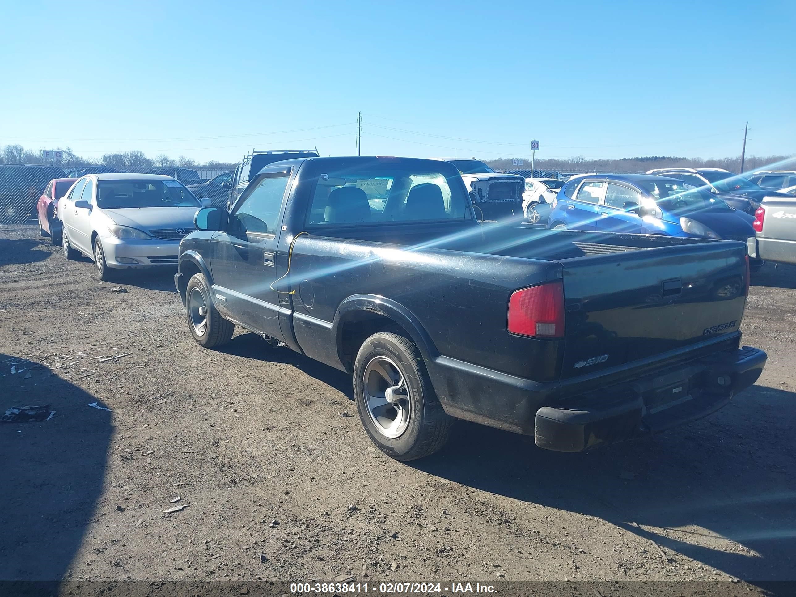 Photo 2 VIN: 1GCCS145X1K159519 - CHEVROLET S-10 PICKUP 